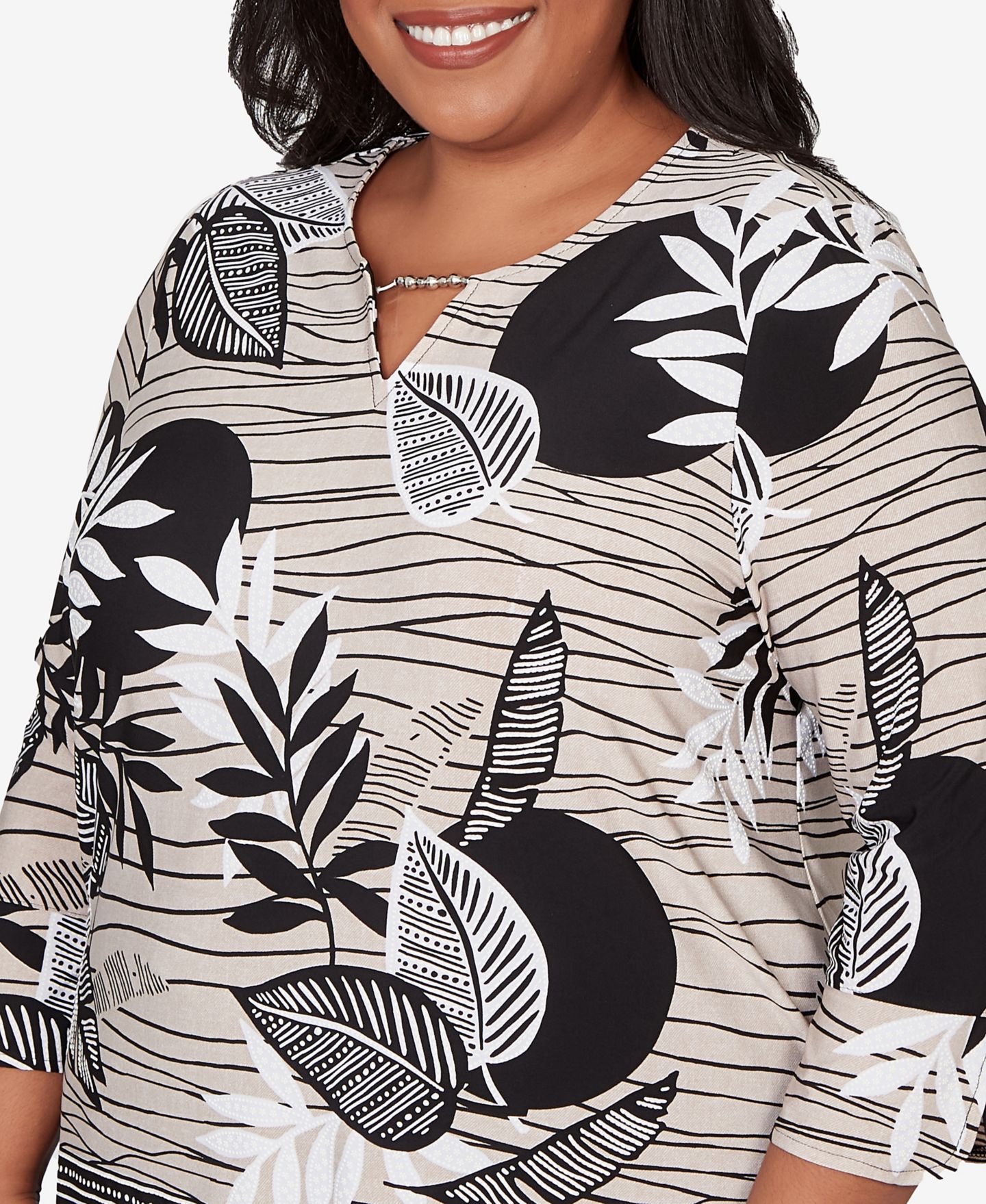 Женский топ Alfred Dunner Plus Size Classic Tropical Leaf Border Print Split Neck, цвет: Разноцветный чёрный — фото 4