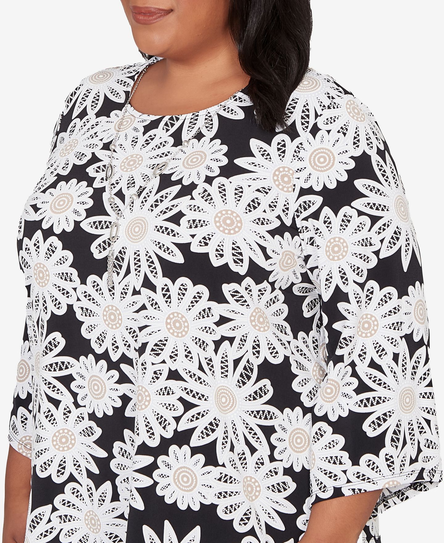 Женский топ Alfred Dunner Plus Size Classic Daisy Pointed Hem with Necklace, цвет: Чёрный — фото 4