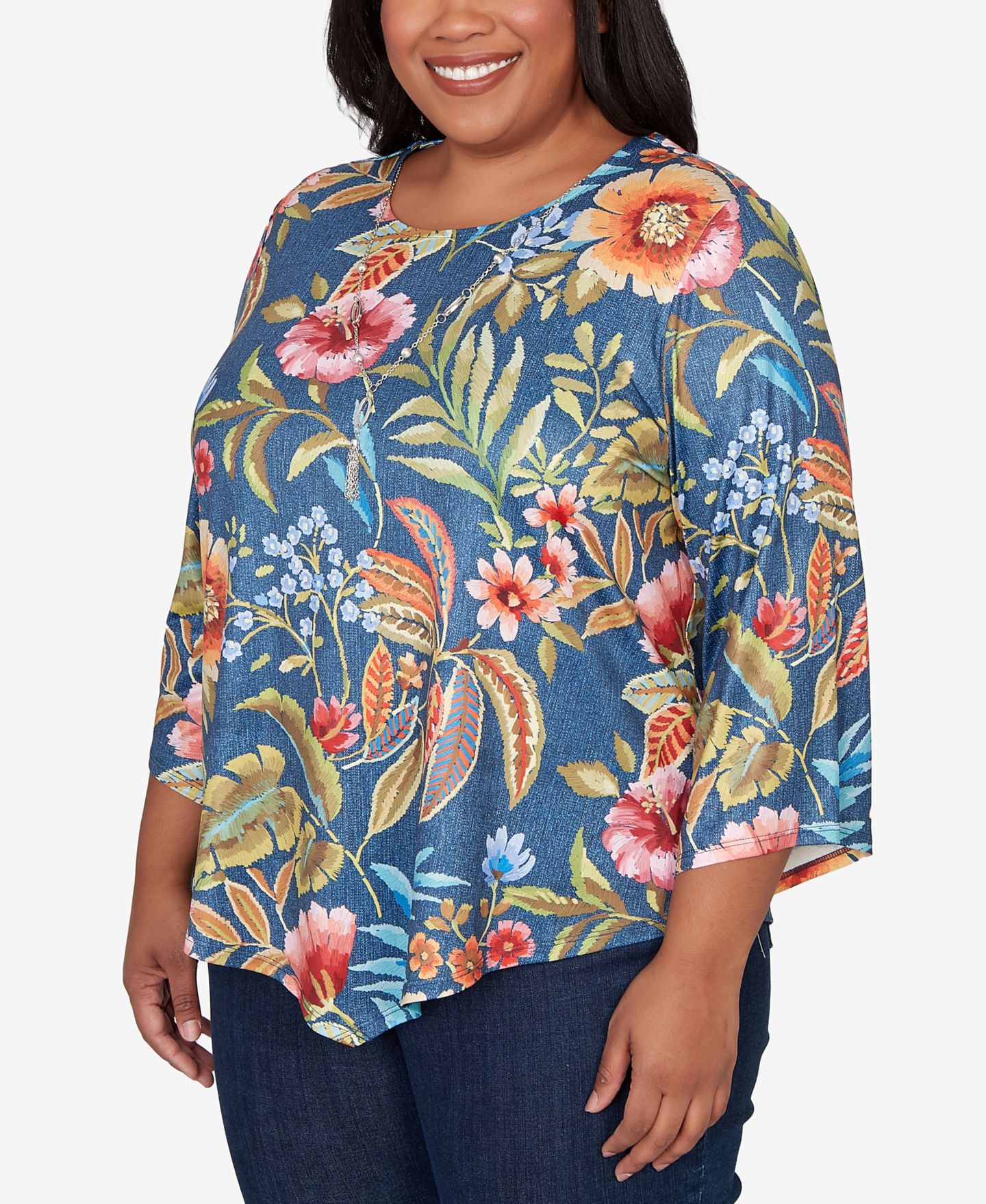 Женский топ Alfred Dunner Plus Size Classic Floral Print Pointed Hem with Necklace, цвет: Джинсовый — фото 2