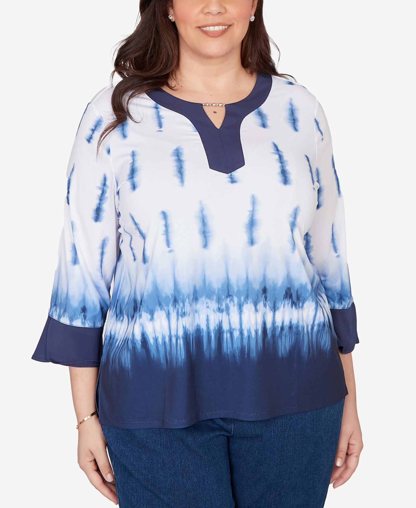 Женский топ Alfred Dunner Plus Size Classic Tie Dye Border Split Neck, цвет: Тёмно-синий — фото 1