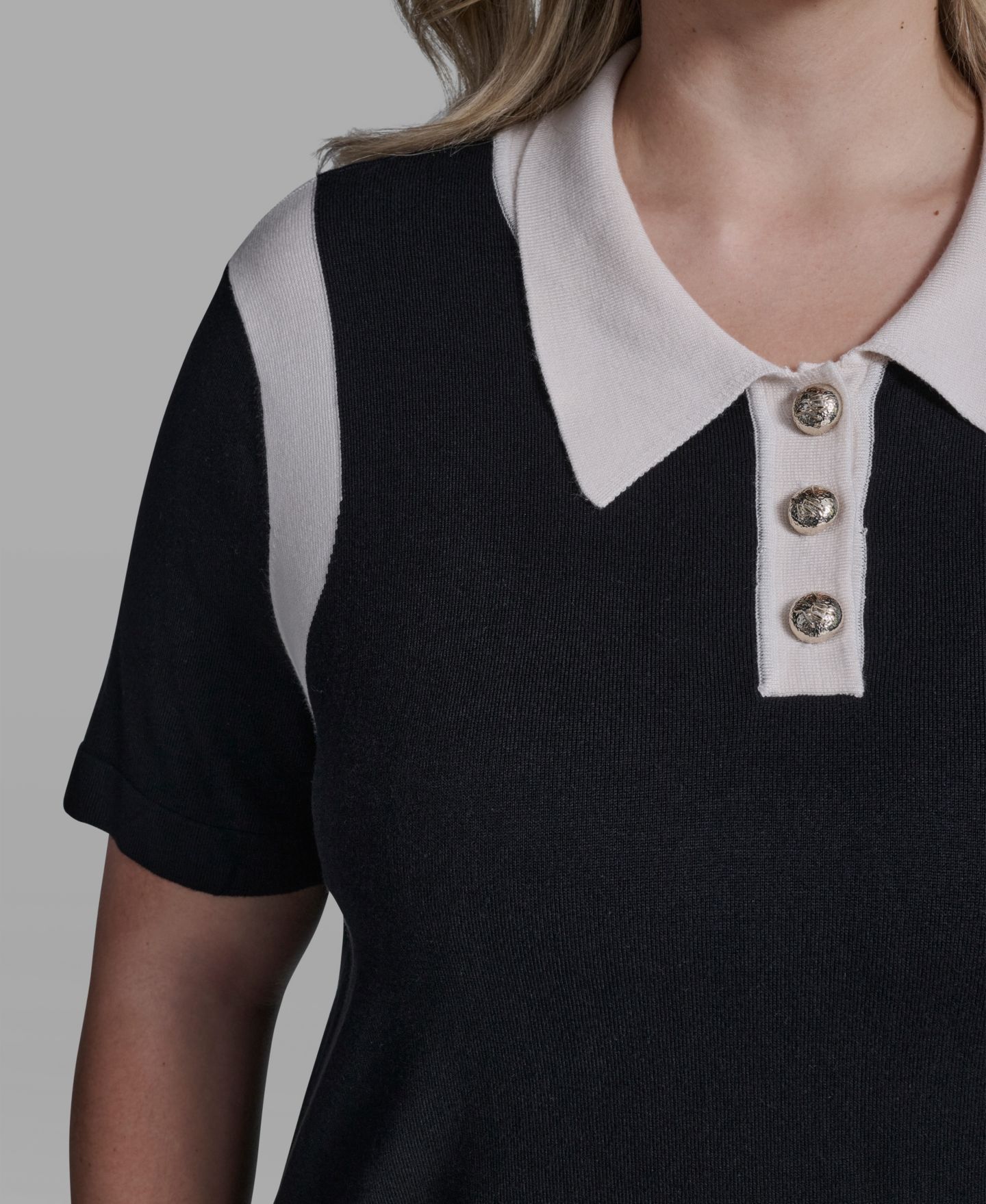 Женский свитер KARL LAGERFELD PARIS Plus Size Solid Short-Sleeve Polo Sweater, цвет: Чёрный / Бисквитный — фото 8