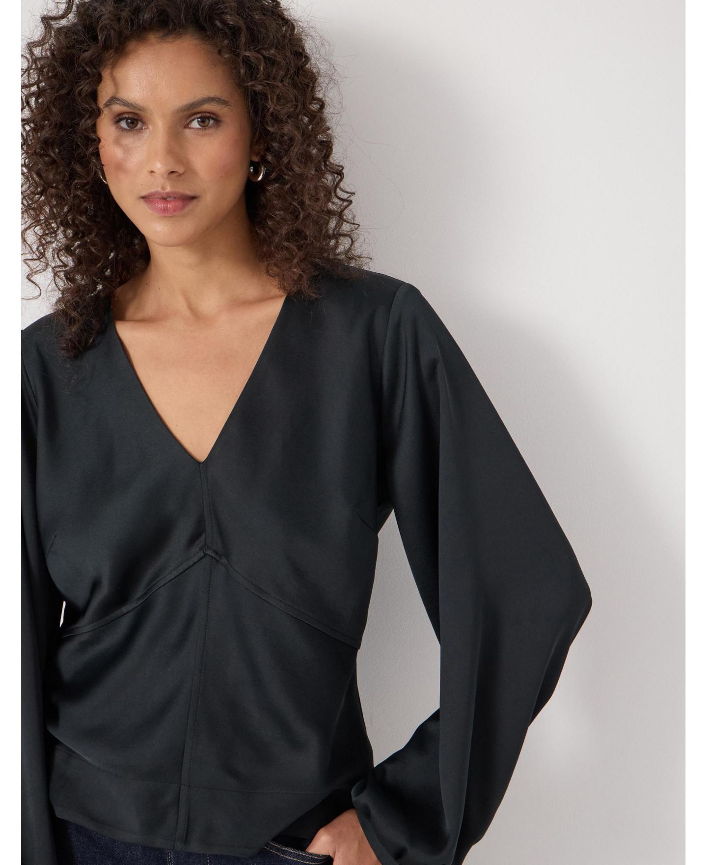 Женский топ Hush Grace Satin Long Sleeve, цвет: Чёрный — фото 4