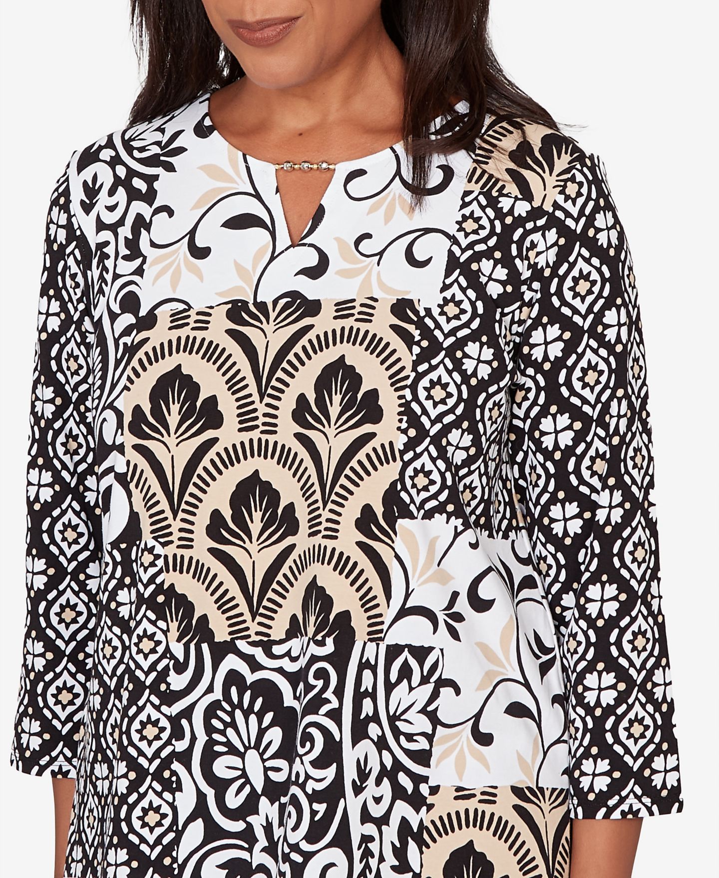 Женский топ Alfred Dunner Petite Classic Geometric Scroll Patchwork Split Neck, цвет: Рыжевато-коричневый / Чёрный — фото 4