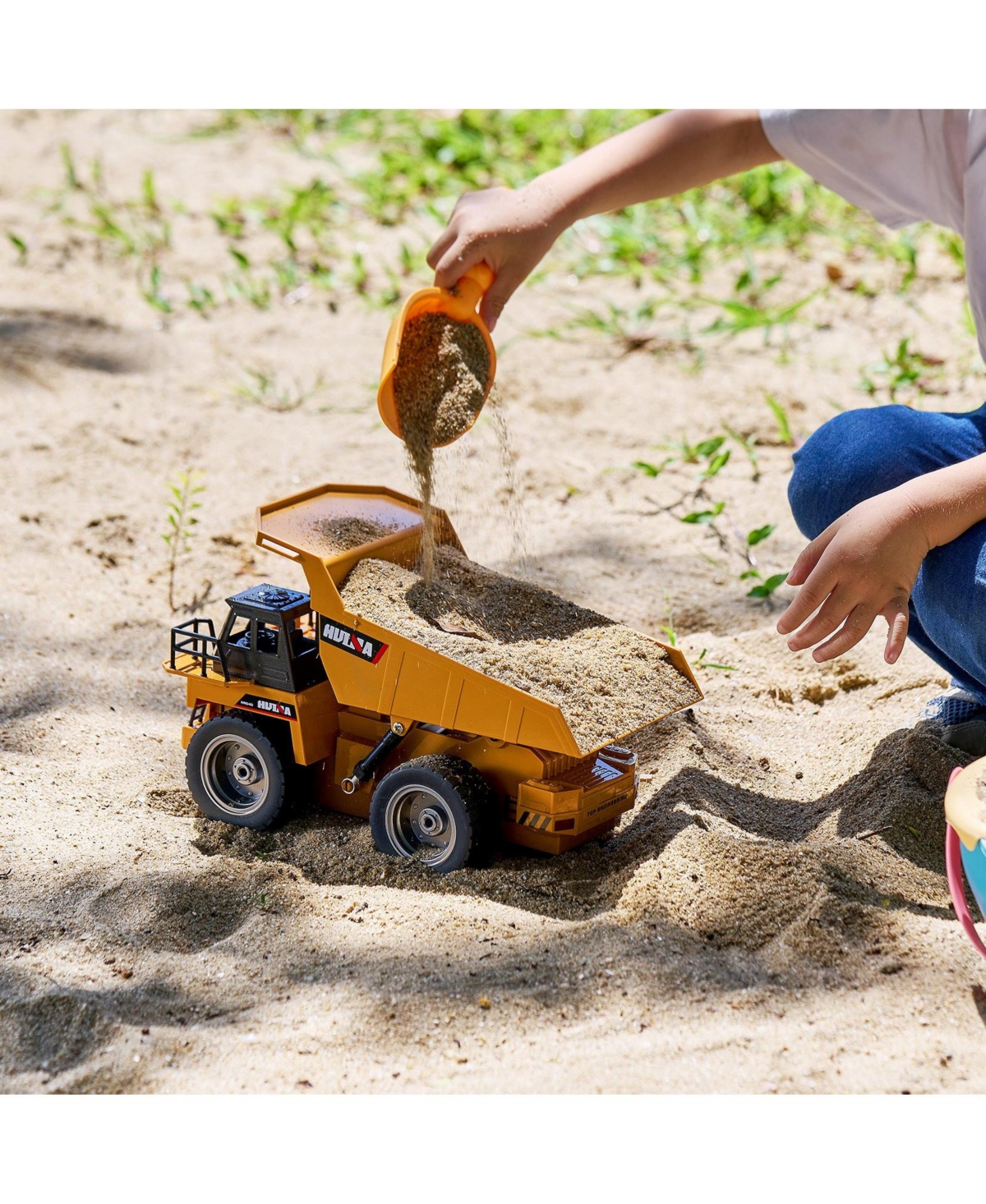Sugift 1:18 Scale Rc Dump Truck with Metal Cabin & Working Headlights