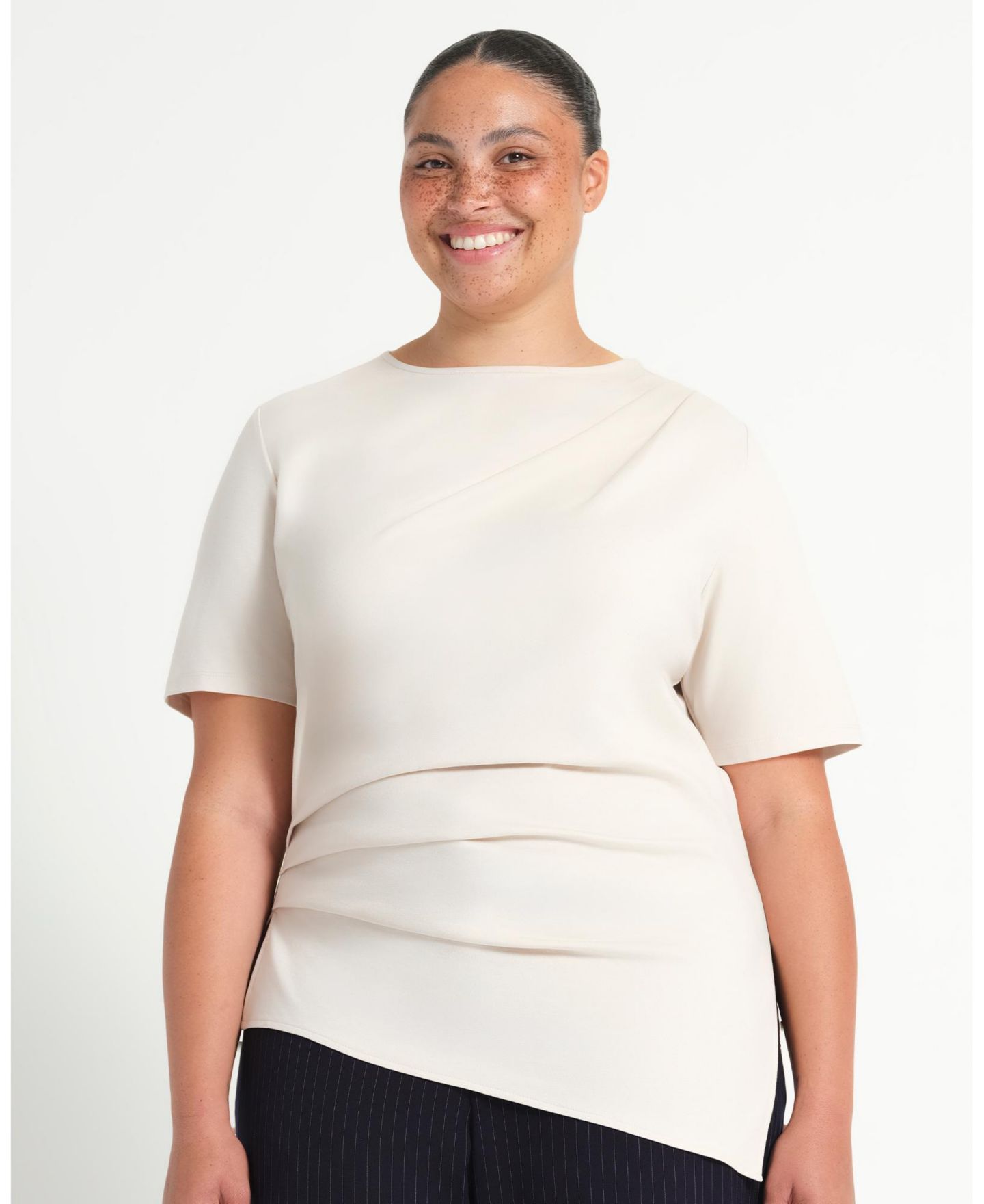 Женская футболка ESTELLE Plus Size Sasha Assymetric Pleated Modern T-Shirt Top, цвет: Устричный — фото 2