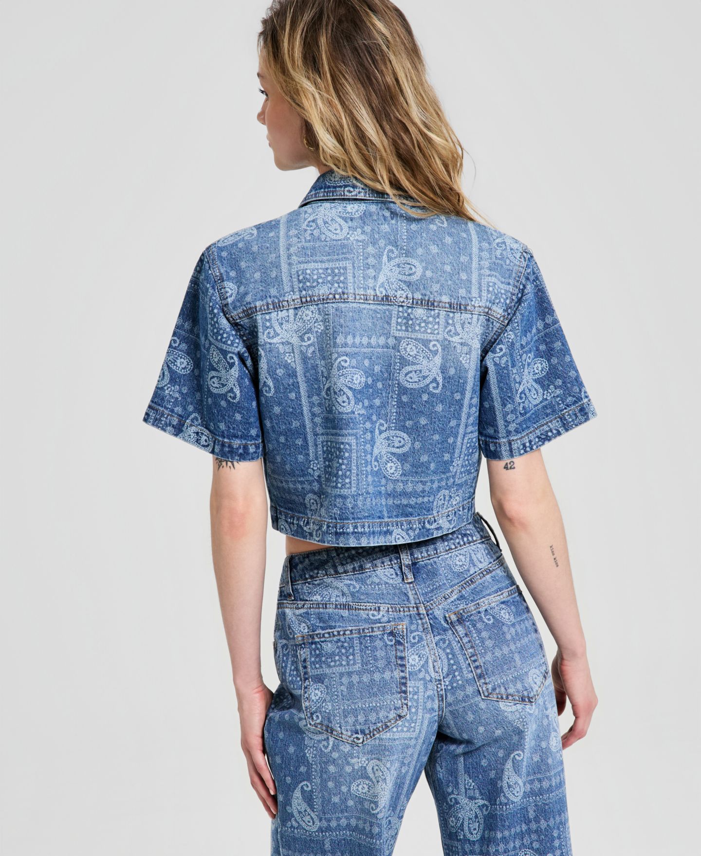 Женская рубашка And Now This Bandana Cropped Denim Shirt, цвет: С принтом — фото 4