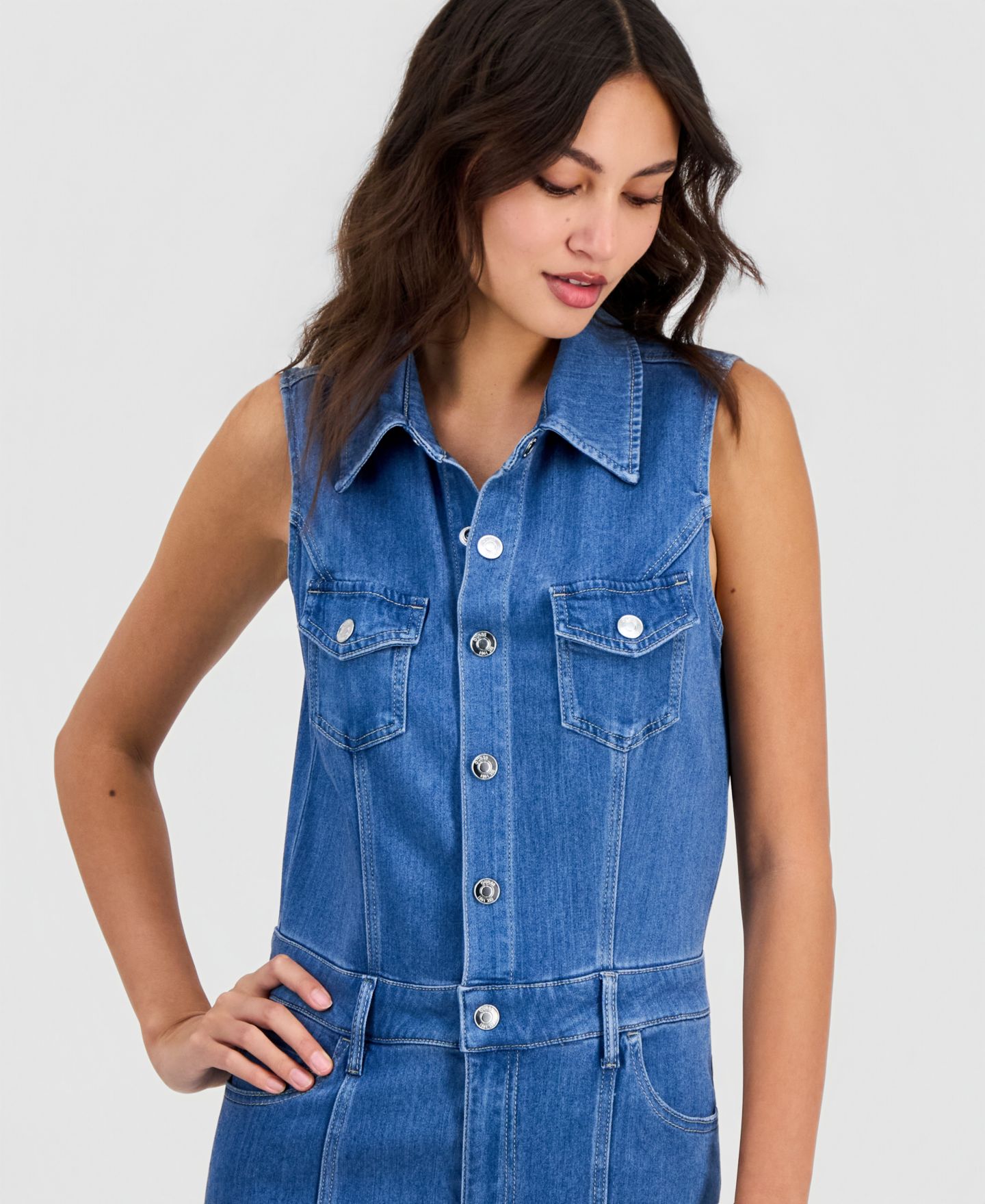 Женский комбинезон GUESS Harlo Sleeveless Flared-Leg Denim Jumpsuit, цвет: Cool Current — фото 4
