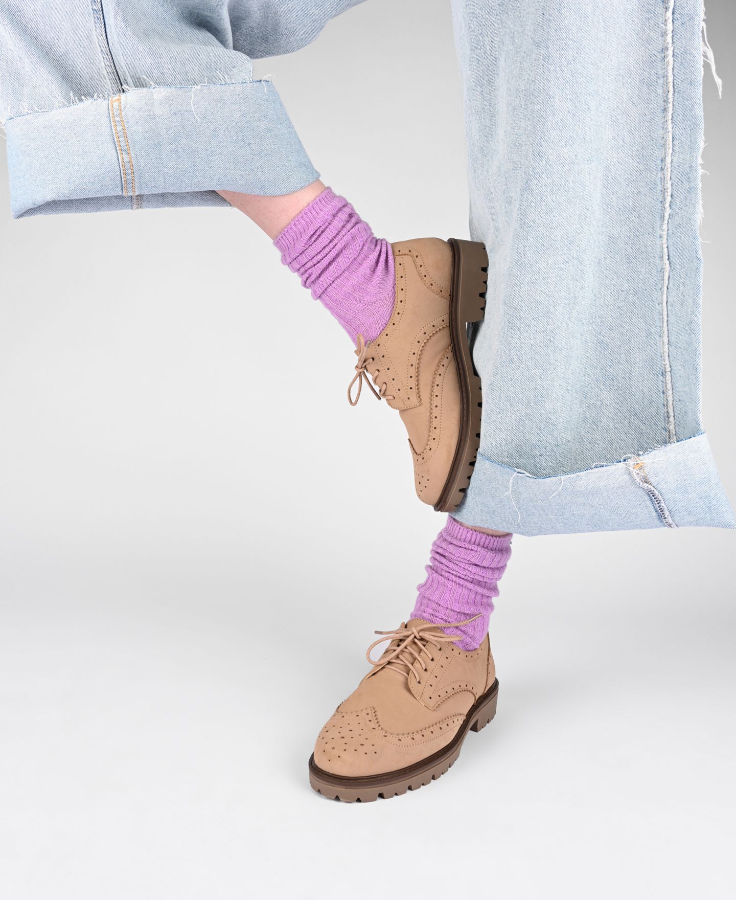 Женские туфли Journee Collection Claudiya Lug Sole Lace Up Oxford, цвет: Чёрный лаковый — фото 7