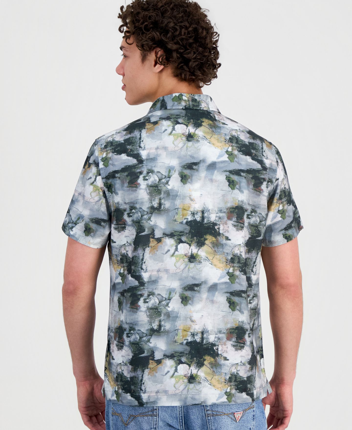 Мужская рубашка GUESS Abstract-Print Short-Sleeve, цвет: Разноцветный — фото 4