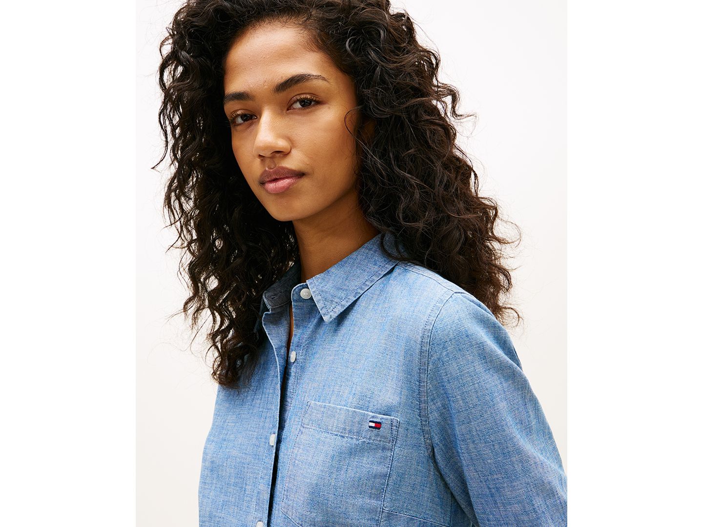 Женская рубашка Tommy Hilfiger Chambray Roll-Tab Long-Sleeve Shirt, цвет: Синий — фото 3