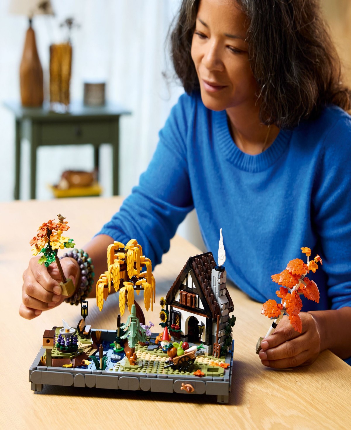 Детские конструкторы LEGO® Icons Autumn Cottage Garden Building Set 11372, 1102 Pieces — фото 4