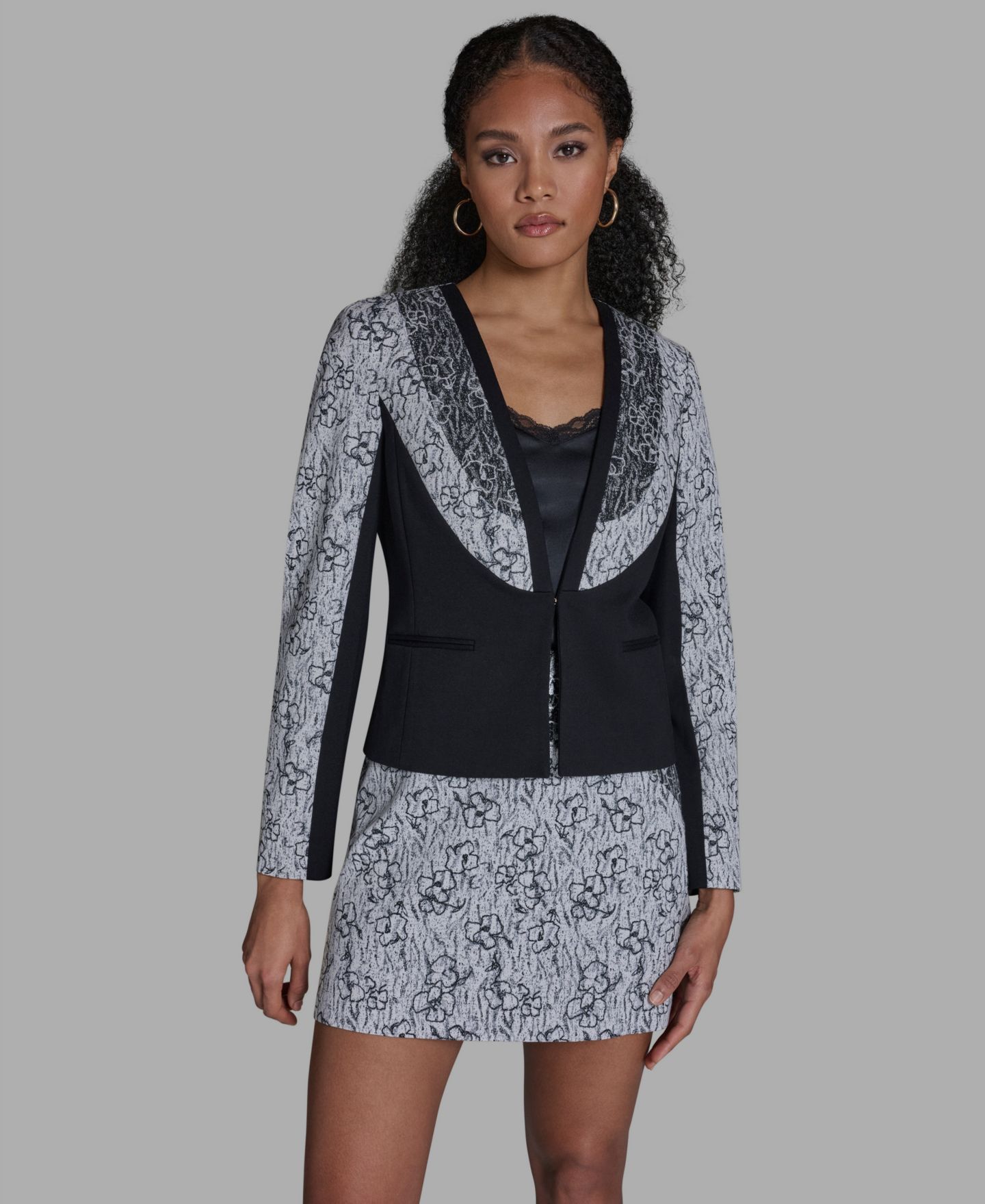 Женская куртка BCBG V-Neck Printed Wrap, цвет: Белый / Чёрный — фото 1