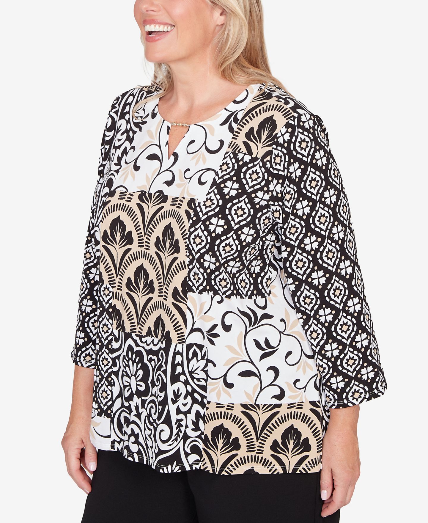 Женский топ Alfred Dunner Plus Size Classic Geometric Scroll Patchwork Split Neck, цвет: Рыжевато-коричневый / Чёрный — фото 2