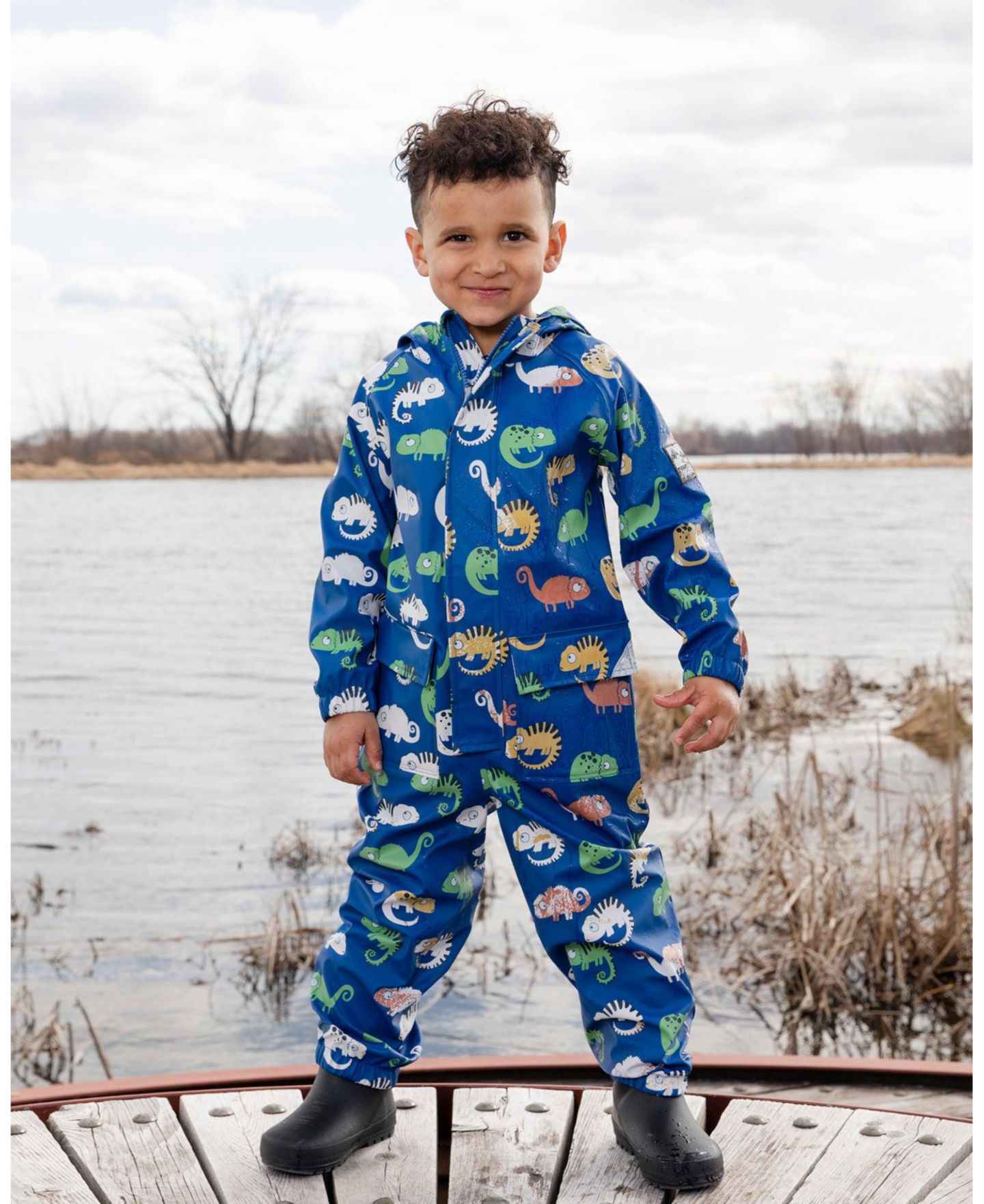 Комбинезоны Deux par Deux Rain One-Piece in Polyurethane Blue Chameleon Print для мальчиков-малышей, цвет: Синий с принтом — фото 2
