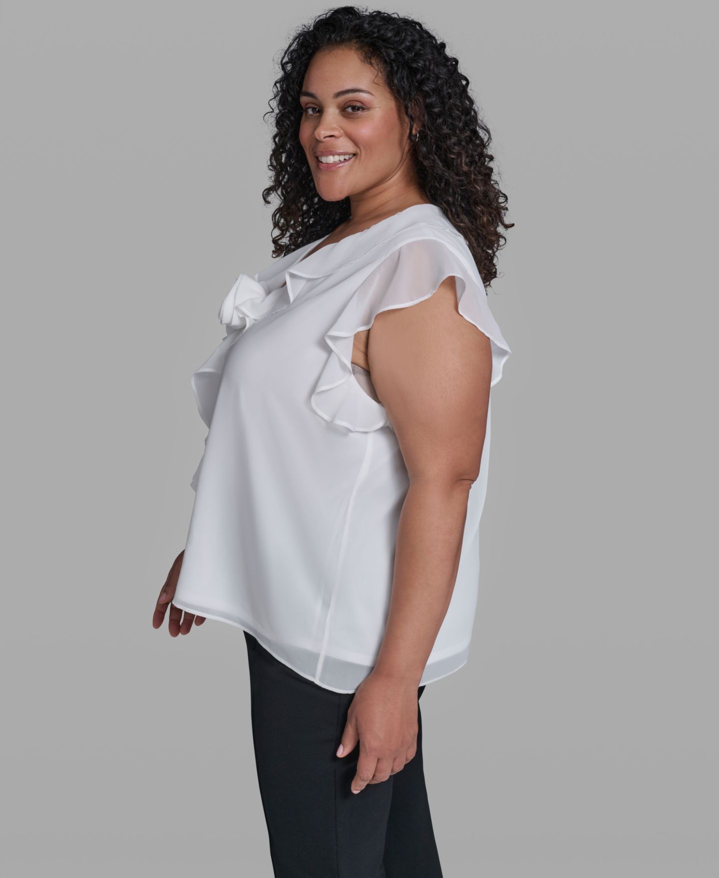Женская блузка KARL LAGERFELD PARIS Plus Size Rosette V-Neck Ruffle Blouse Top, цвет: Мягкий белый — фото 3