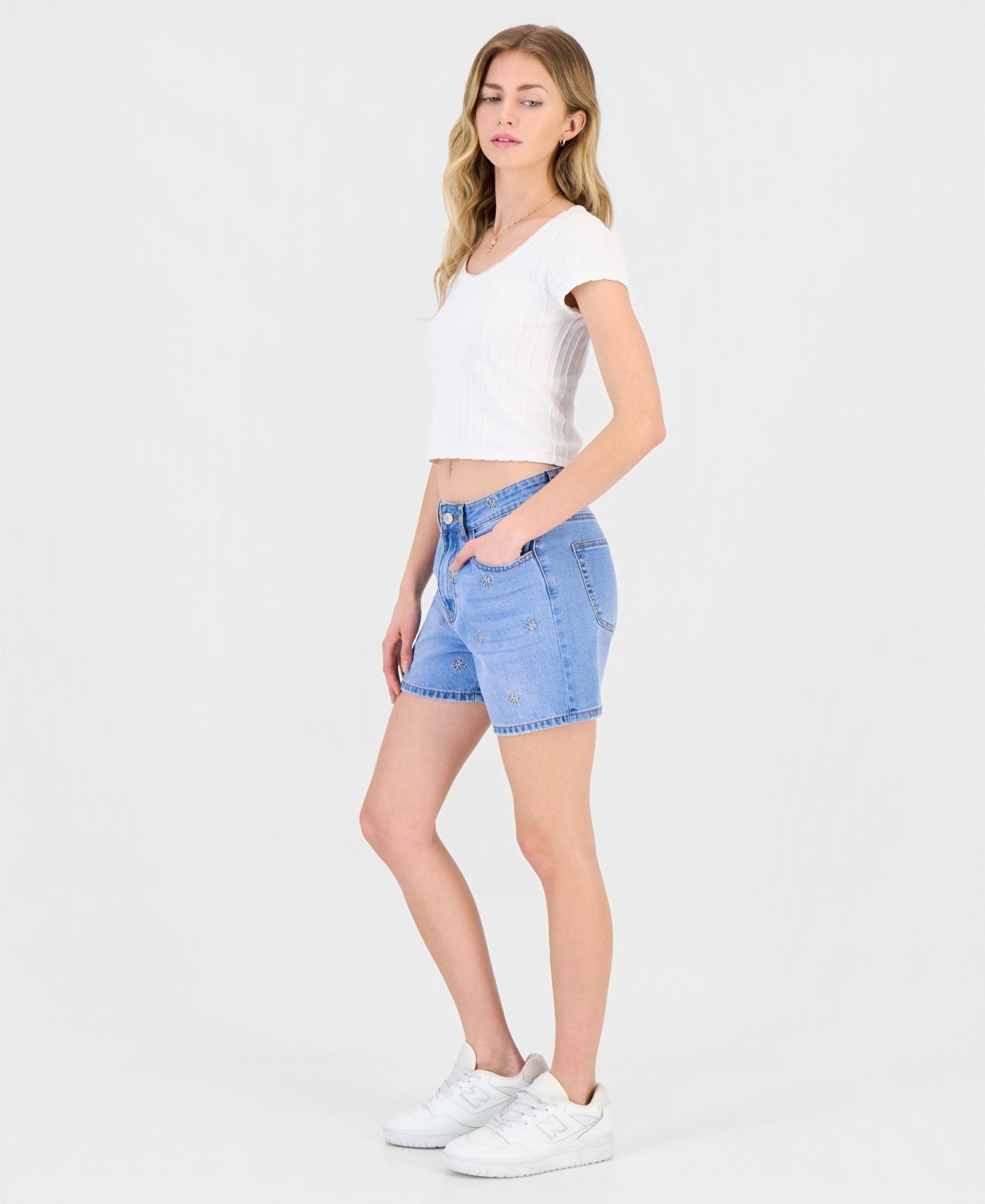 Женские шорты Angel Jeans Juniors' Embroidered Bows Denim Shorts, цвет: Средняя светлая варка — фото 4
