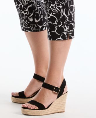 Plus Size Hibiscus Printed Pull-On Capri Pants