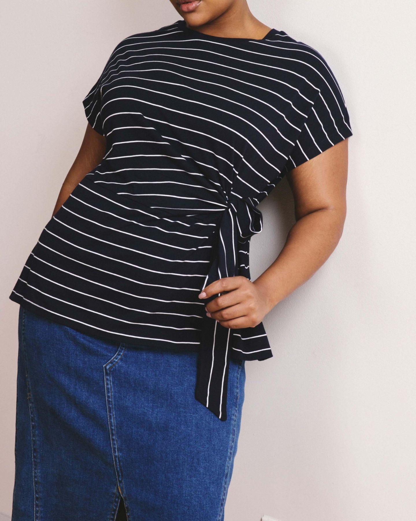 Женская футболка Universal Standard Plus Size Crescent Breton Stripe Knot, цвет: Тёмно-синий — фото 4