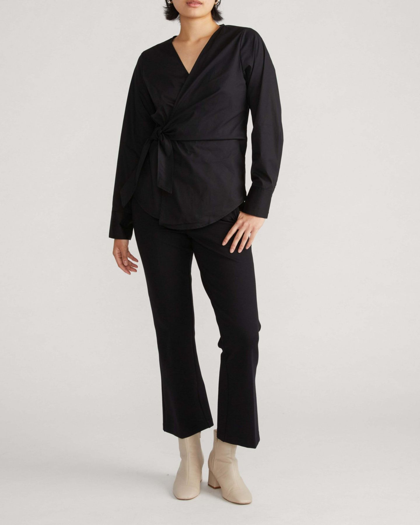 Женская рубашка Universal Standard Plus Size Stretch Poplin Wrap, цвет: Чёрный — фото 2