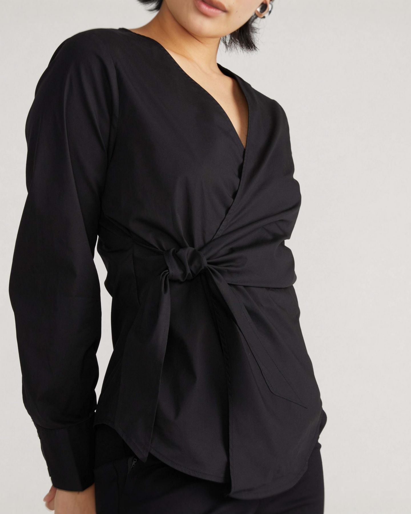 Женская рубашка Universal Standard Plus Size Stretch Poplin Wrap, цвет: Чёрный — фото 1