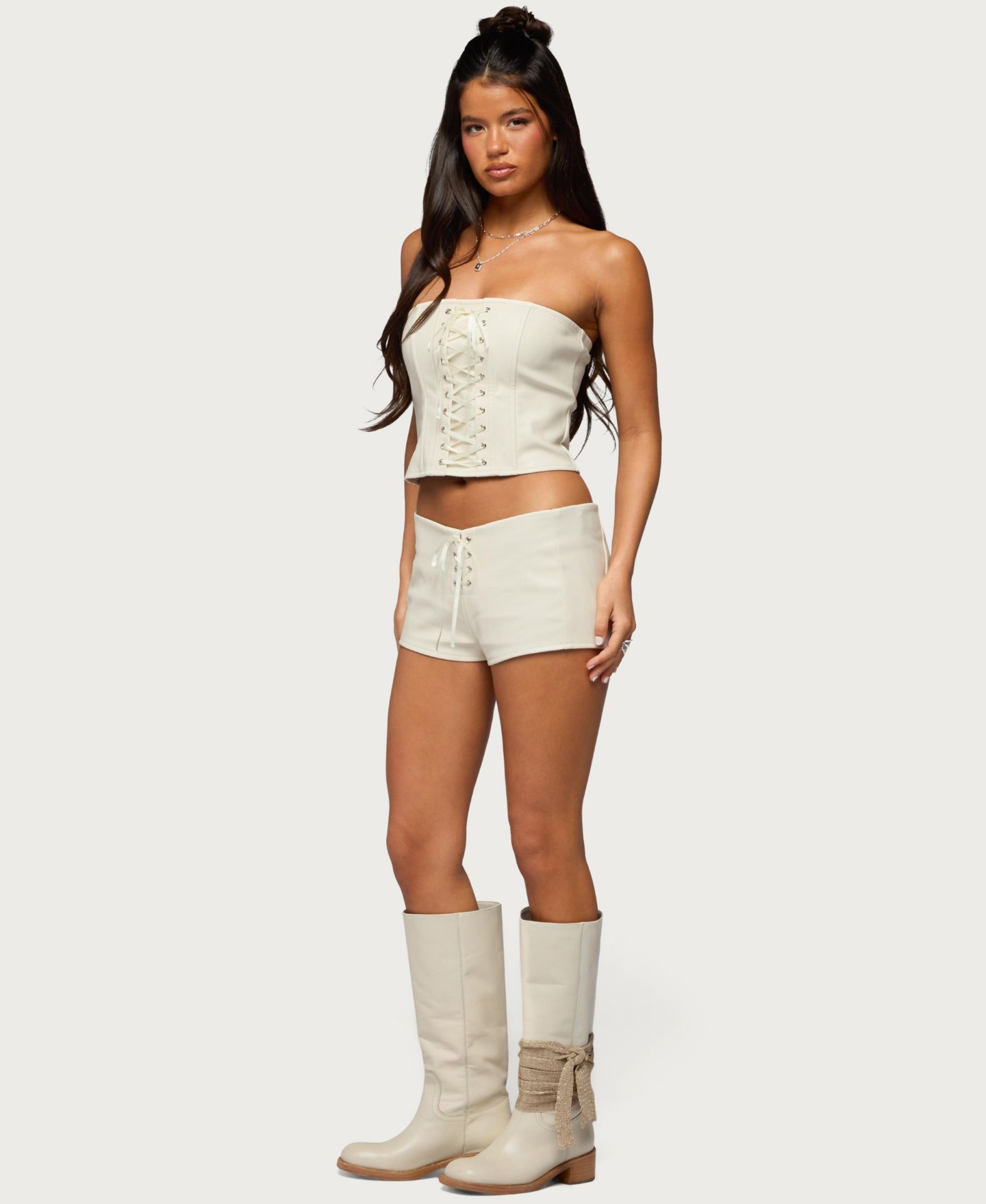 Женские шорты Edikted Wilde Lace Up Faux Leather, цвет: Молочно-белый — фото 3