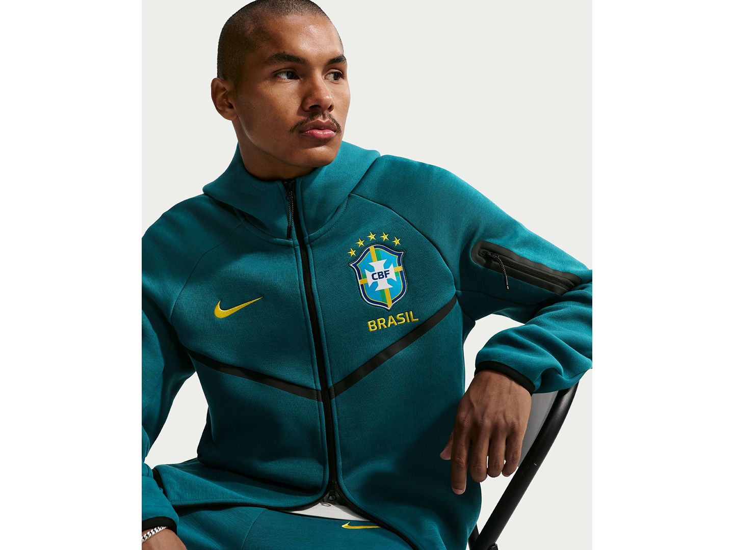 Мужское худи Nike Brazil Soccer Tech Fleece Full-Zip, цвет: Бирюзовый / Золотой — фото 3