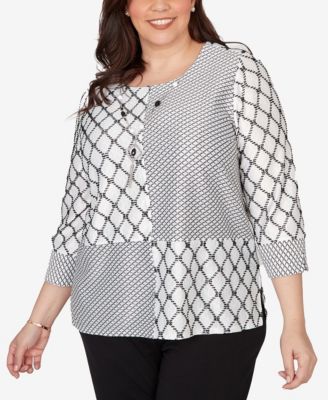 Plus Size Crowd Pleaser Spliced Diamond Textured Top with Necklace