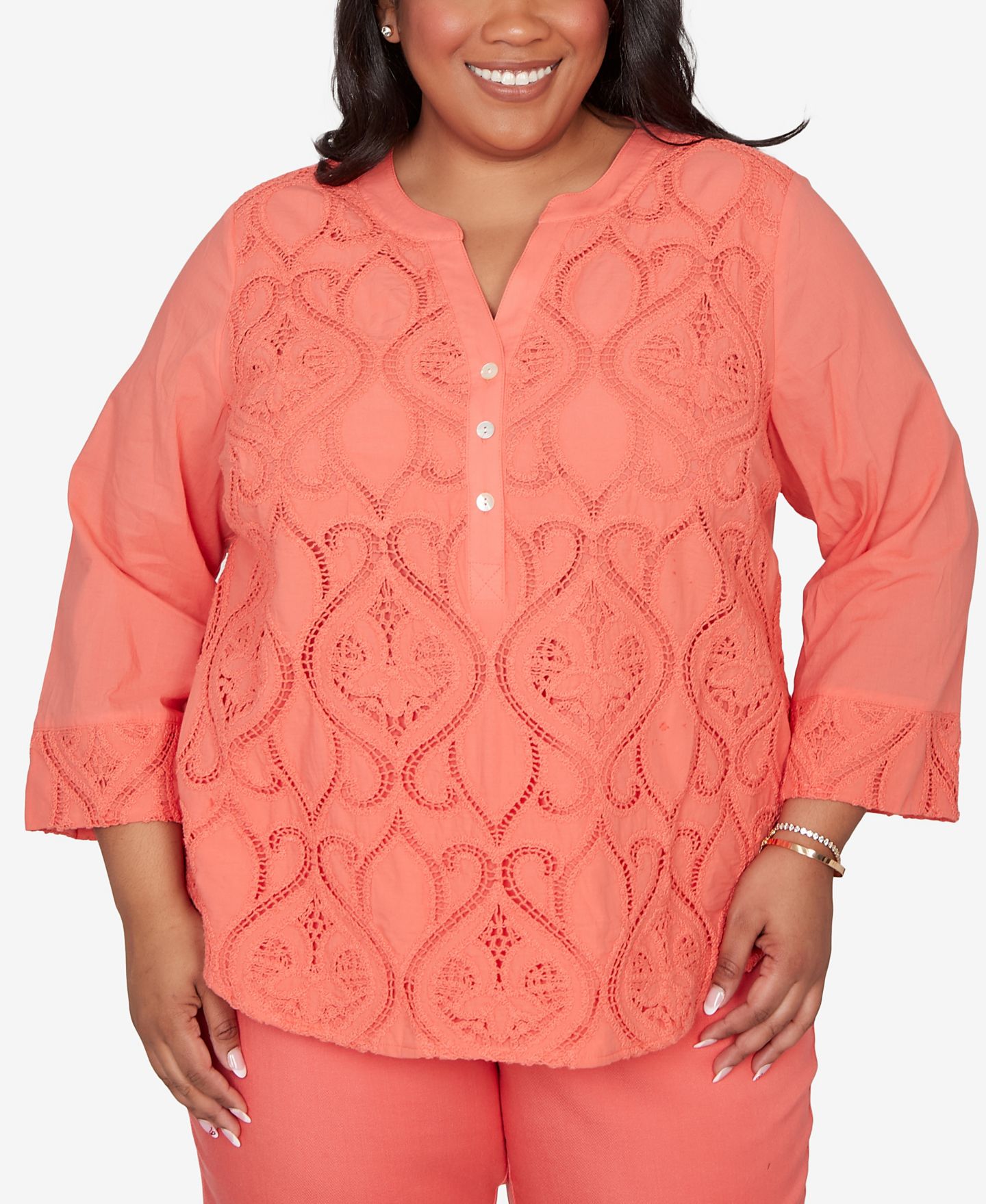 Женский топ Alfred Dunner Plus Size Resort Living Textured Lace Scroll Henley, цвет: Оранжевый — фото 1
