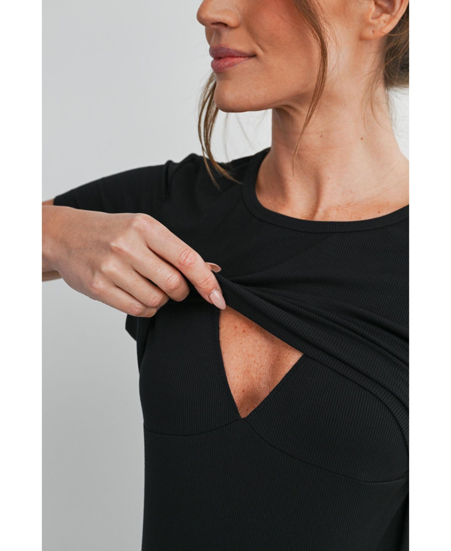 Женский топ Hello Miz Maternity Nursing Ribbed Short-Sleeve Crewneck Top with Lift-Up Panel, цвет: Чёрный — фото 5