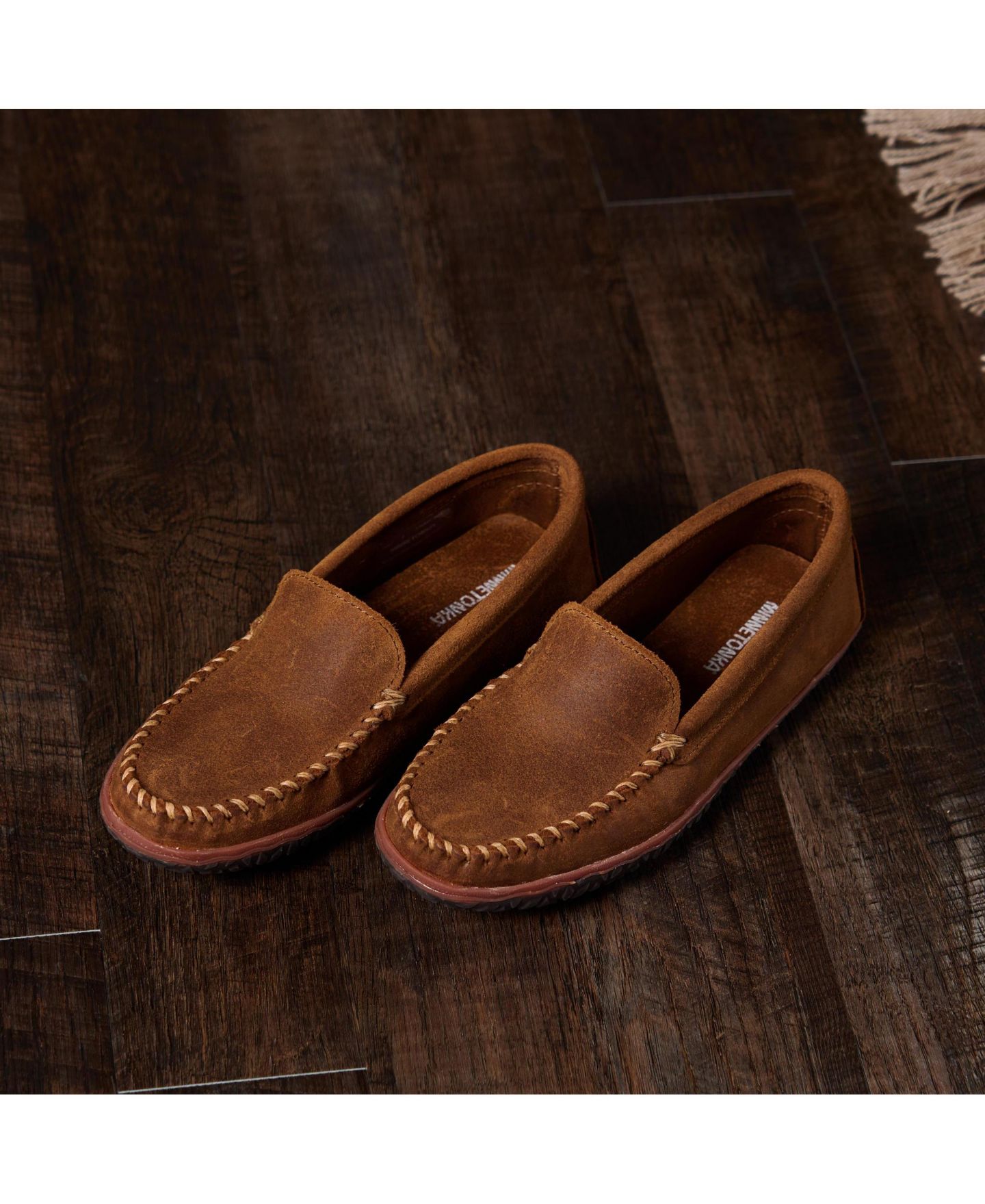 Мужские туфли Minnetonka Venetian Tread Suede Slip Ons — фото 7