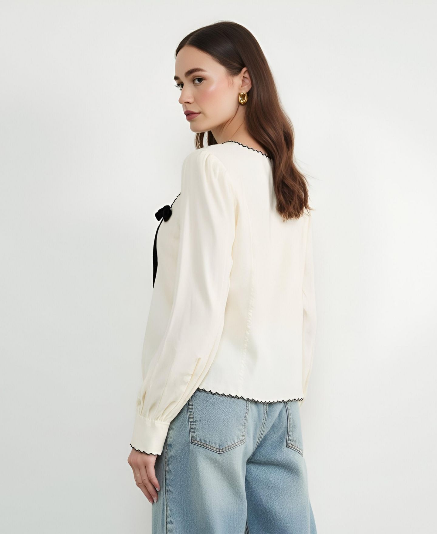 Женская блузка Modenaire Embroidered with Velvet Bow and Scalloped Hem, цвет: Кремовый / Чёрный — фото 2