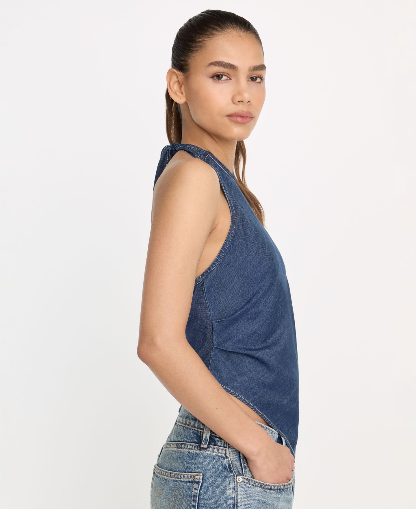 Женский топ Good American Asymmetric Hem Halter Neck, Regular & Plus Size, цвет: Индиго — фото 3