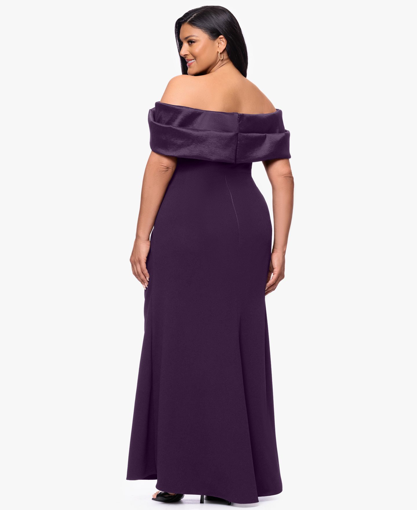 Женские платья Betsy & Adam Plus Size Ruched Off-the-Shoulder Ball Gown, цвет: Шелковичный — фото 4