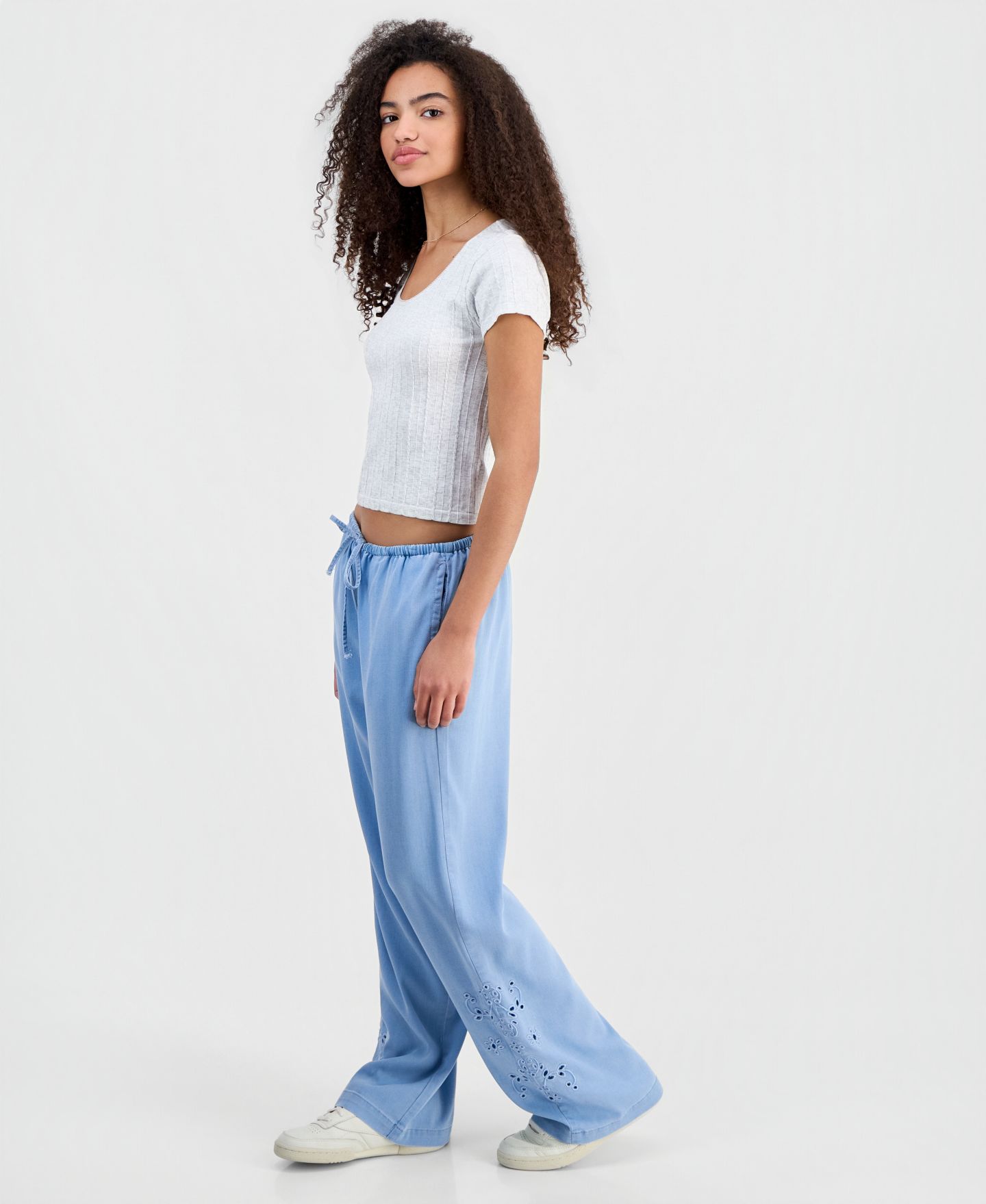 Женские джинсы Indigo Rein Juniors' Chambray Eyelet-Hem Drawstring, цвет: Светлая варка — фото 2