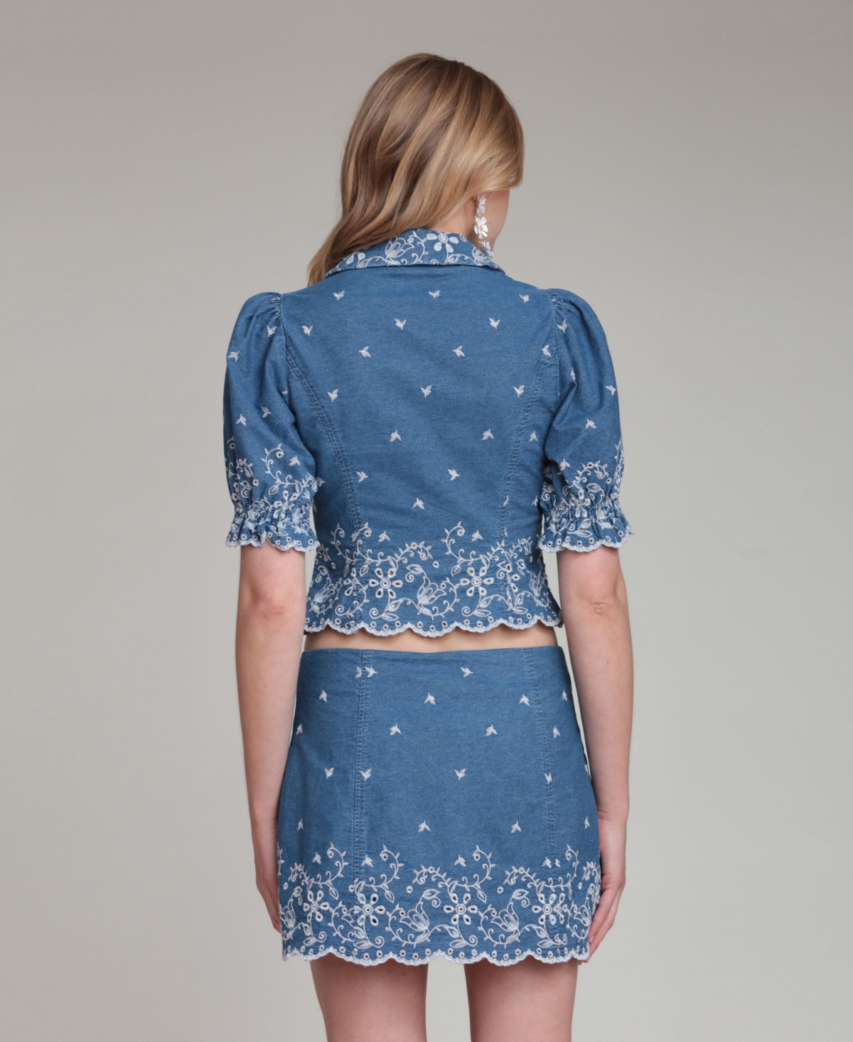 Avec Les Filles Women's Spread Collar Short-Sleeve Top