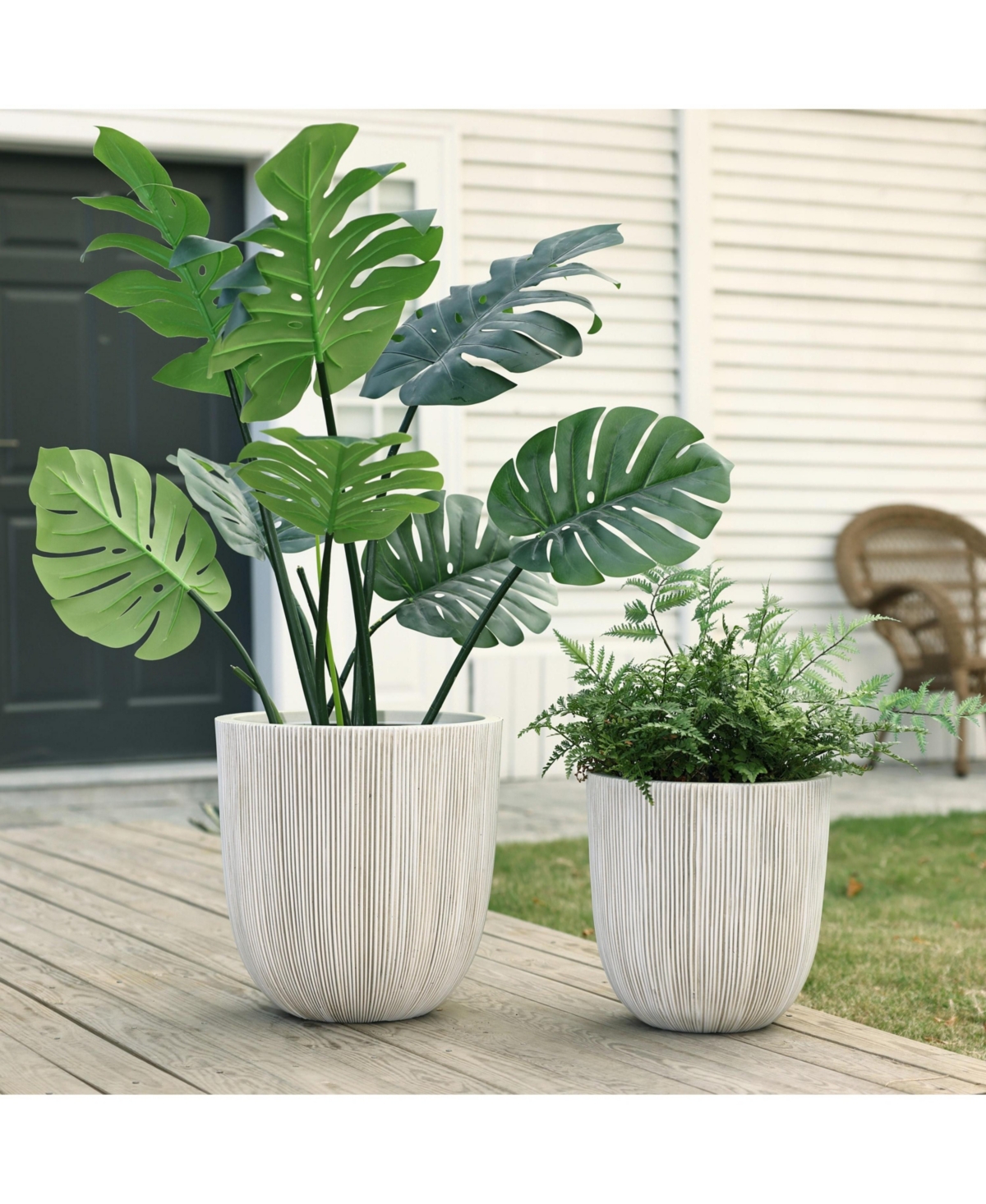 LuxenHome 2-Piece Tapered Round Plastic Planters Set, Mediterranean
