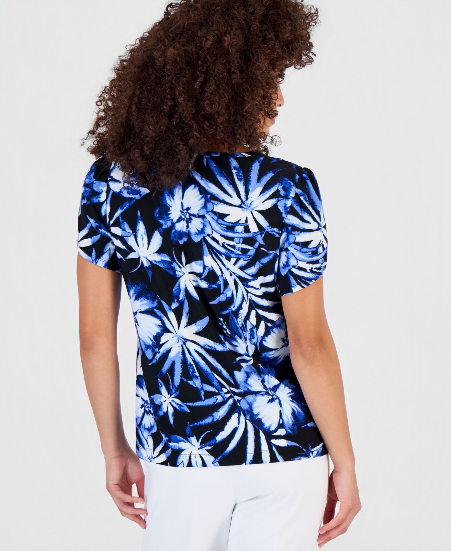 Женский топ Anne Klein Essentials Petite Printed Tulip-Sleeve Top, цвет: Чёрный / Синий разноцветный — фото 3