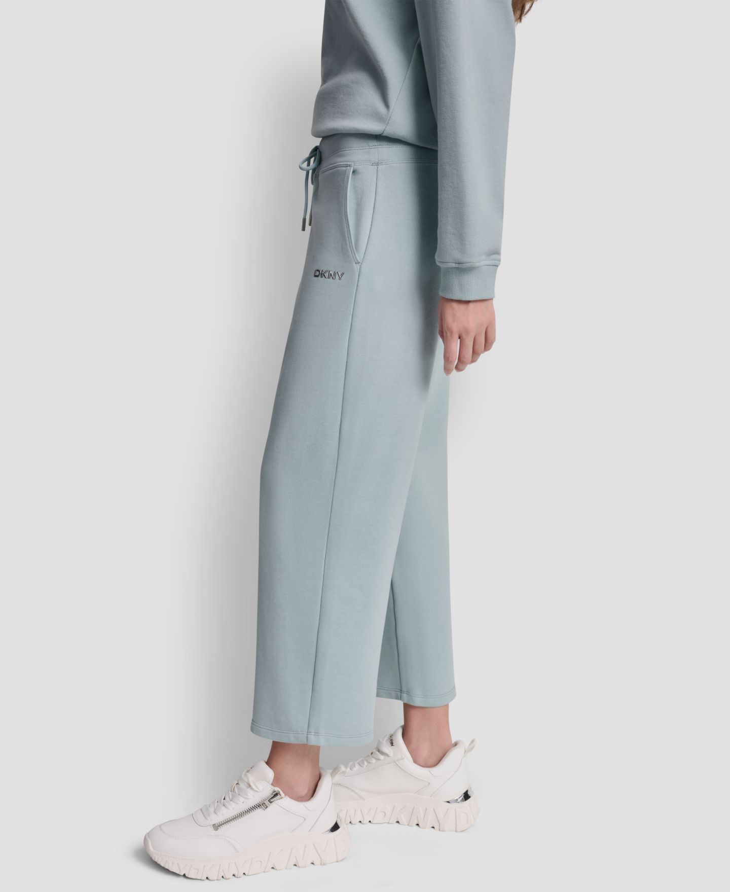 Женские брюки DKNY Sport Metallic Bubble Logo Crop Pants, цвет: Минеральный — фото 3