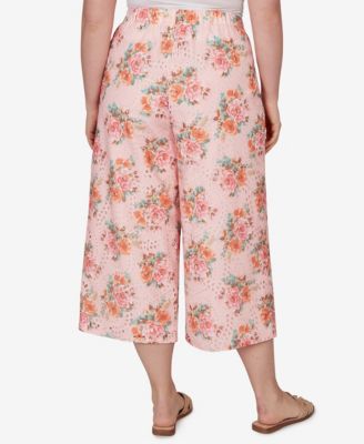 Plus Size Floral Eyelet Pull-On Capri Pants