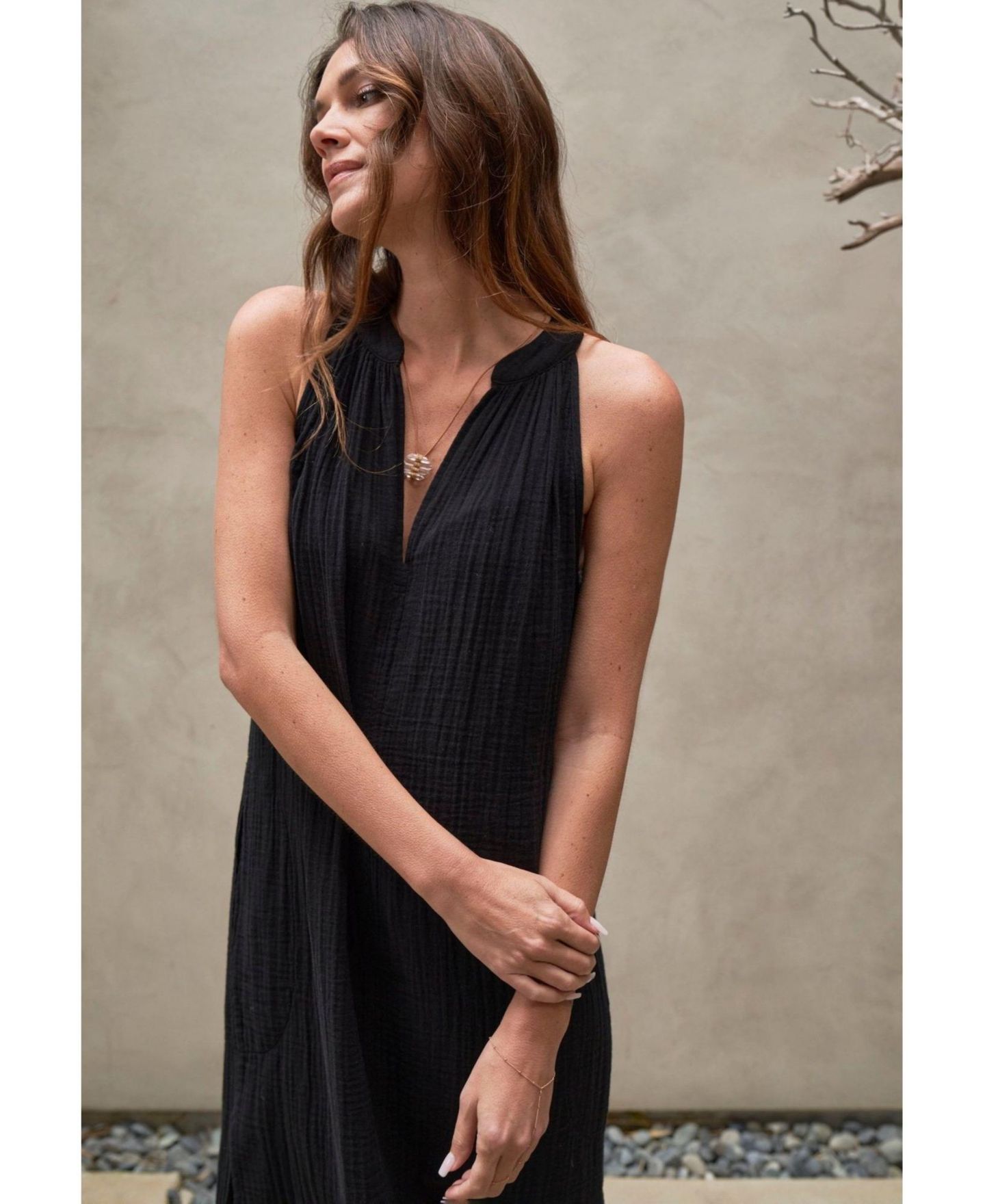 Женское платье Ocean+Main Sleeveless Gauze Midi Dress with Pockets, цвет: Чёрный — фото 5