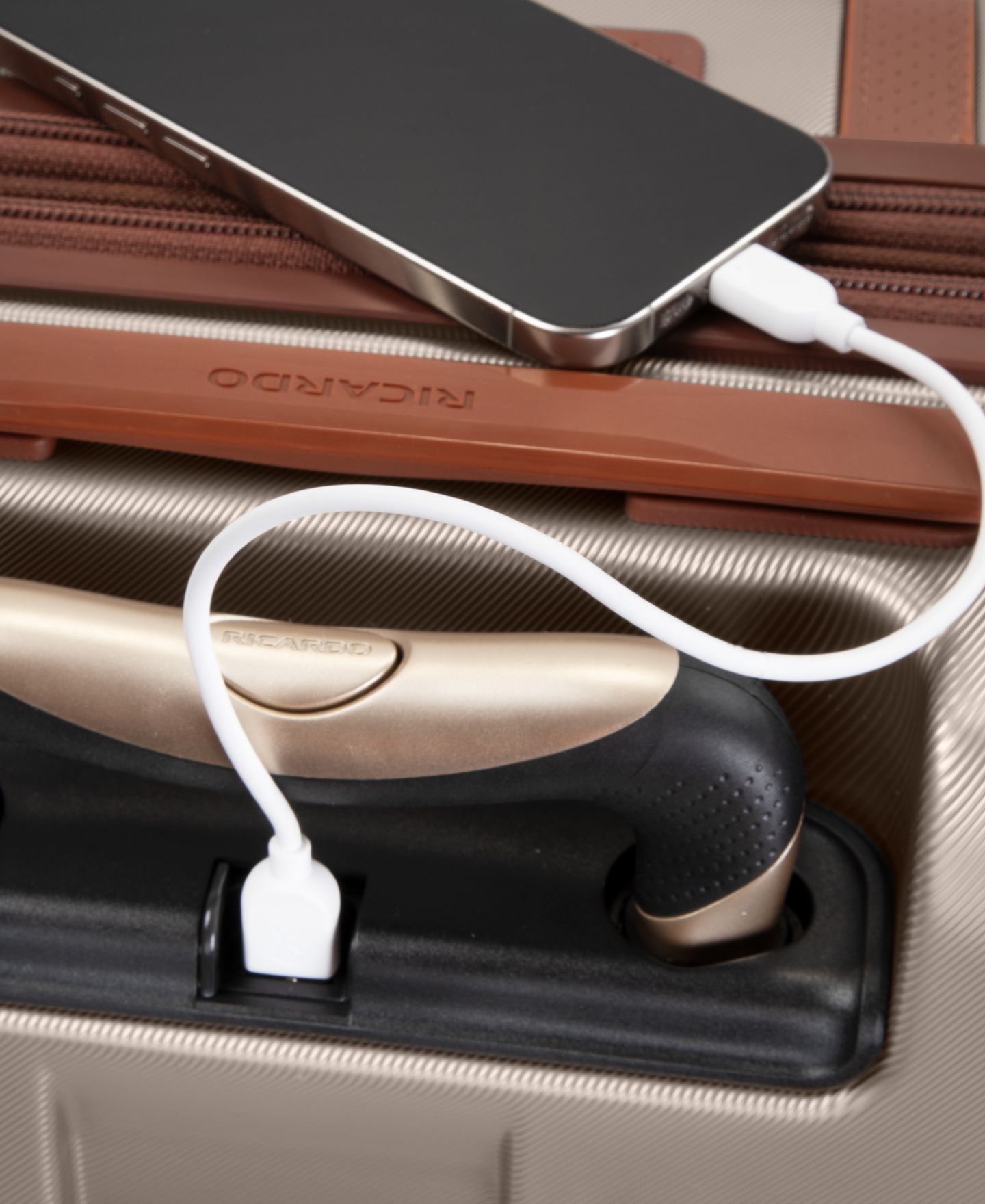 Чемодан Ricardo Montecito 2.0 Small Hardside Carry-On Spinner Suitcase, цвет: Шампань — фото 10
