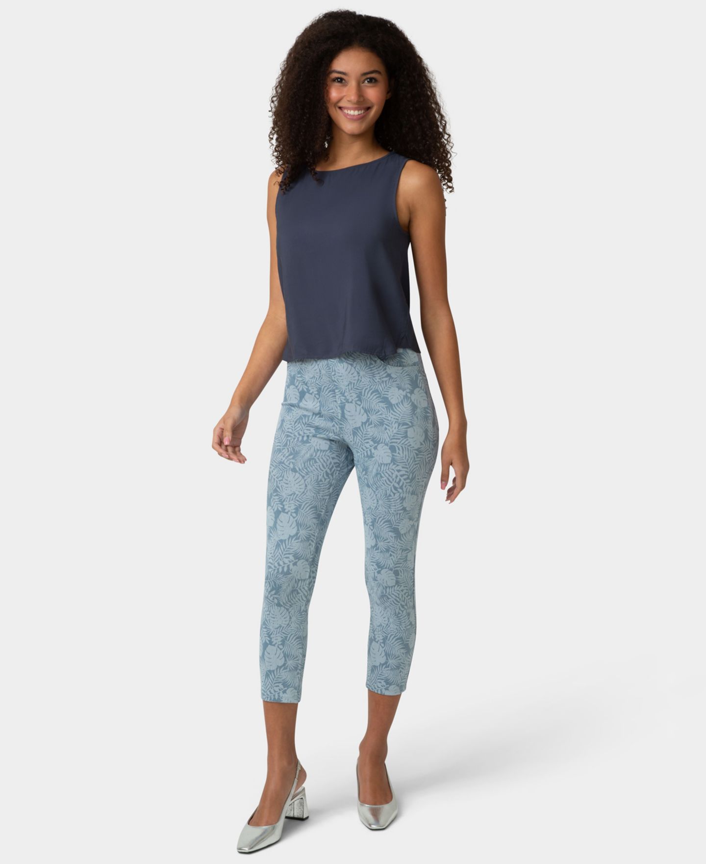 Женские брюки Hue Ultra Soft Denim High-Waist Capri Pant, цвет: Синий — фото 2