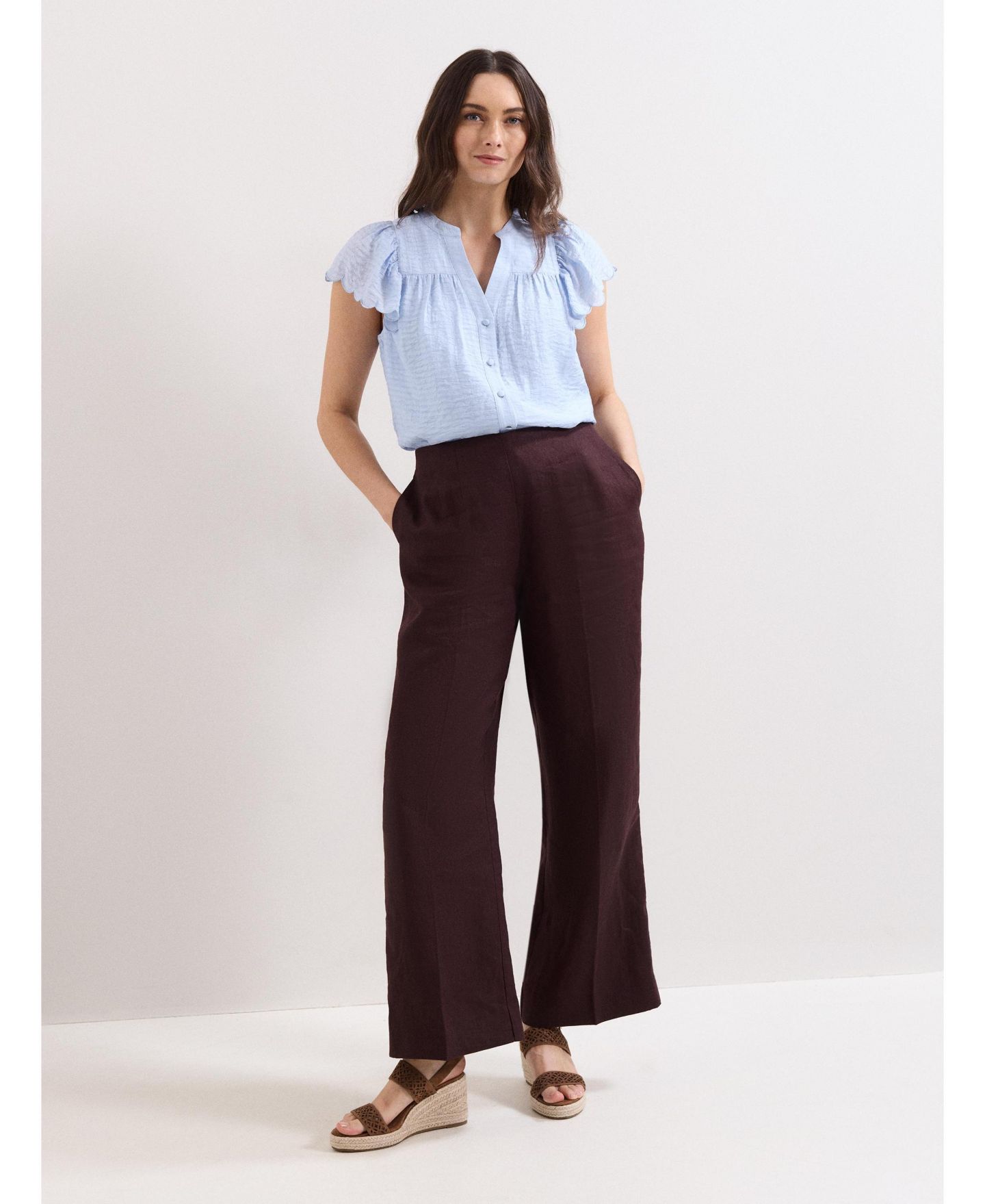 Женская блузка Phase Eight Aleasha Scallop Sleeve V-Neck, цвет: Бледный синий — фото 5