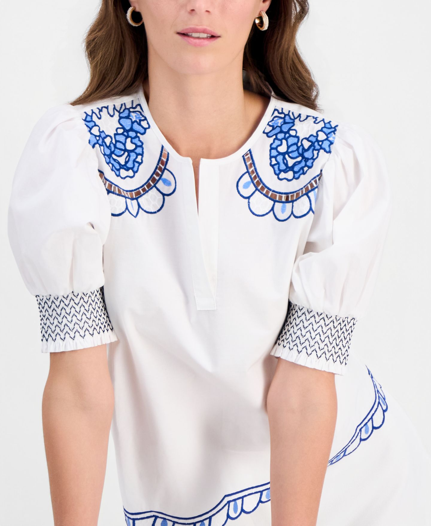 Женский топ T Tahari Cotton Embroidered-Trim Split-Neck, цвет: Белый / Синий — фото 3