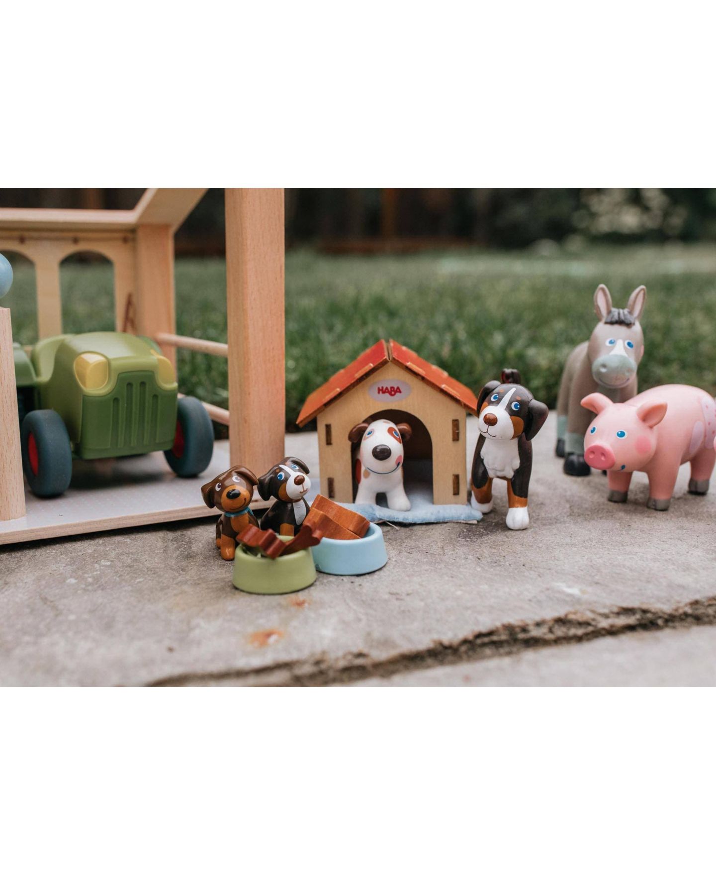 Детская фигурка Haba Lucky Dog 1.75" Figurine with Doghouse and Wooden Bones, Ages 3+, цвет: Красный — фото 3