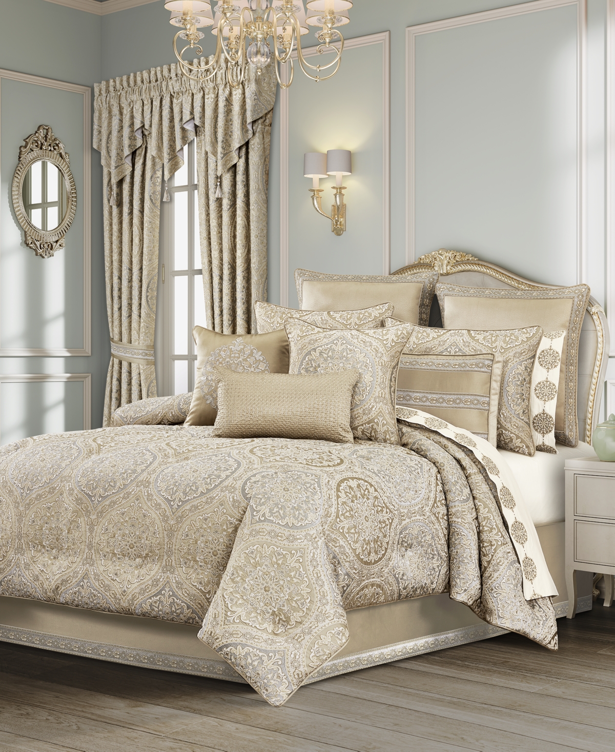 J Queen New York Romero Print 4-pc. Comforter Set, Queen In Gold