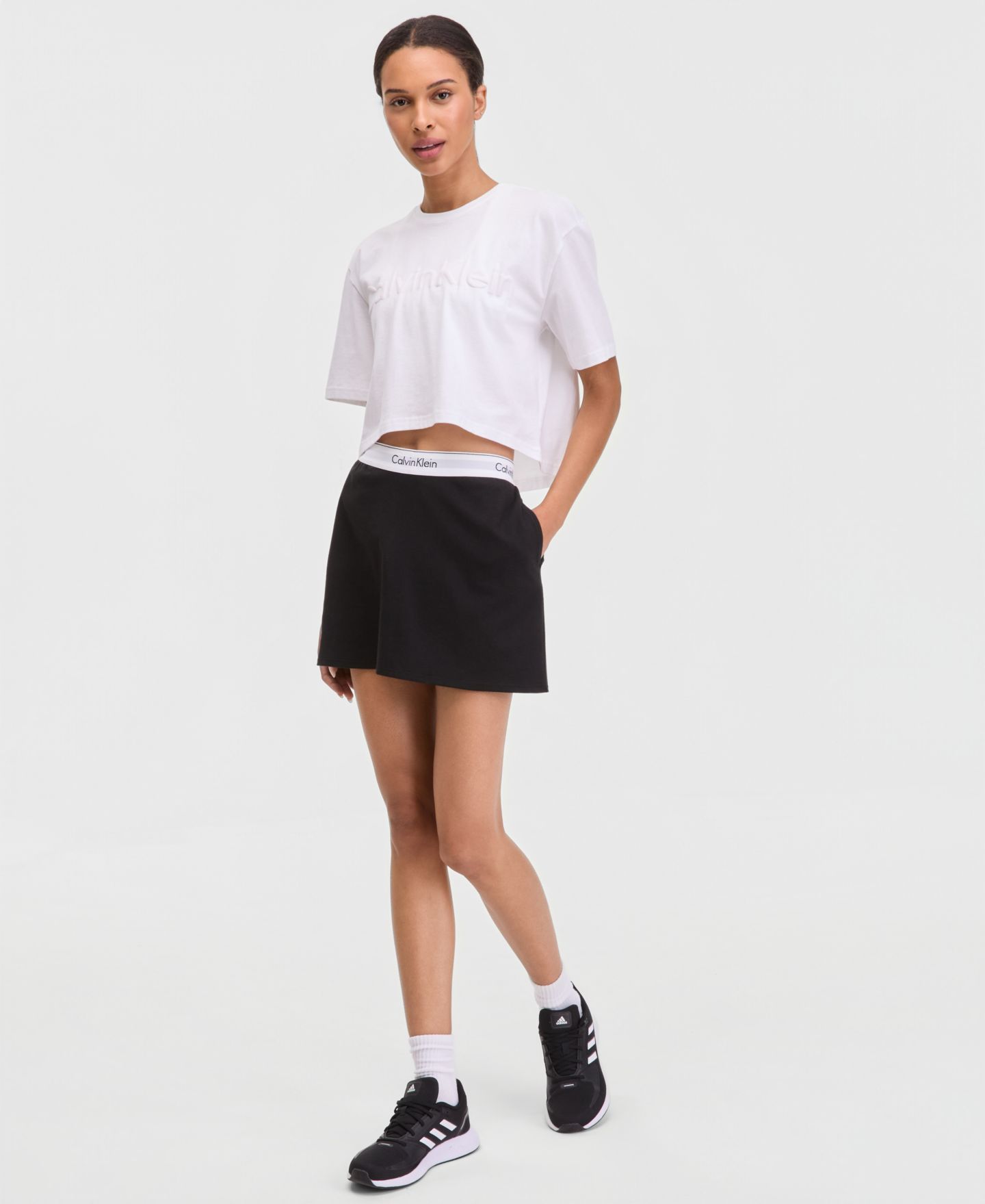 Женские комплекты Calvin Klein Performance Boxy Cropped Logo Tee & Pull-On Skort, цвет: Белый — фото 1