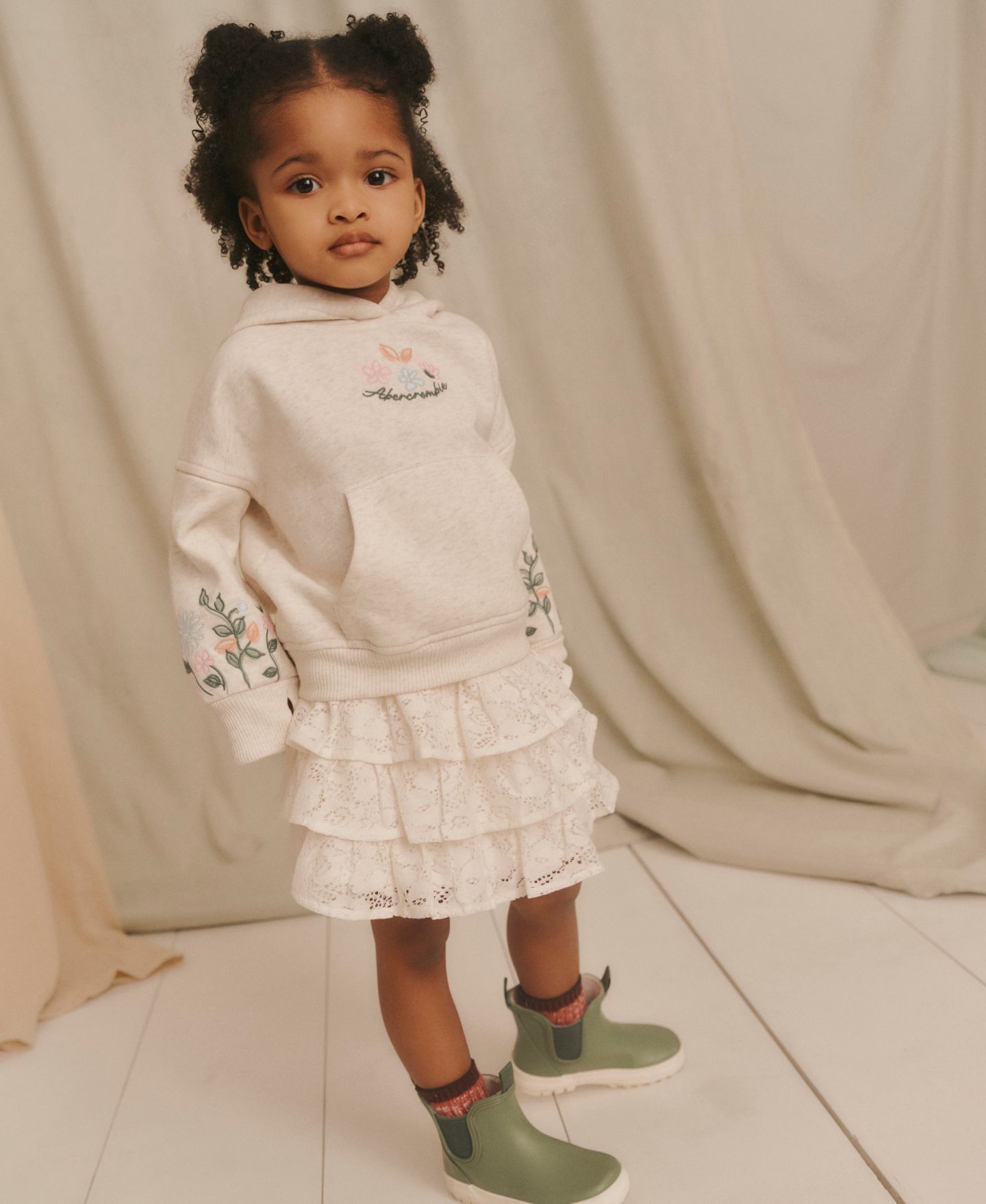 Худи abercrombie kids Essentials Embroidered Pullover для девочек-малышей, цвет: Бежевый — фото 6