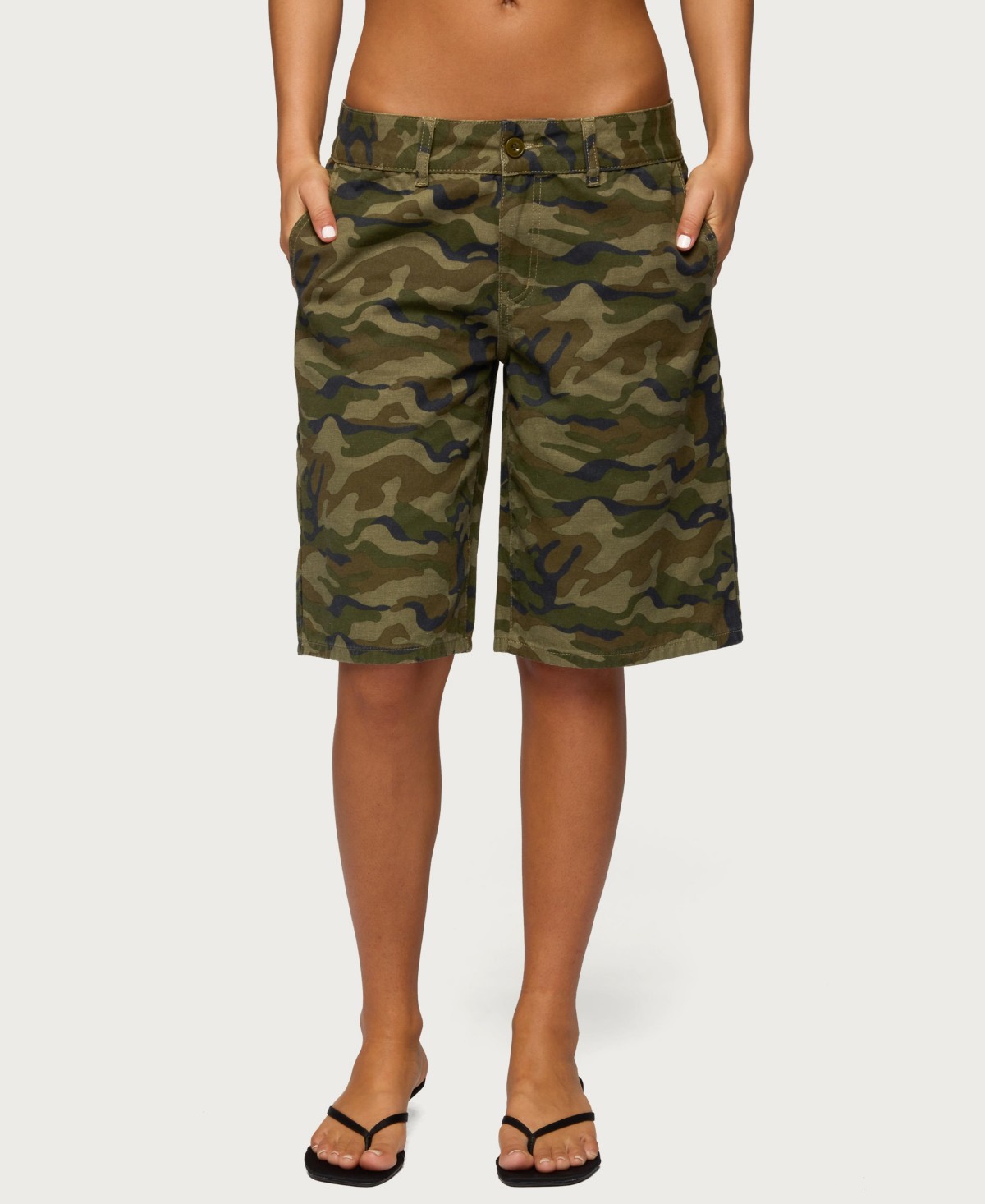 Женские Edikted Women's Camo Denim Low Rise Bermuda Shorts — фото 1