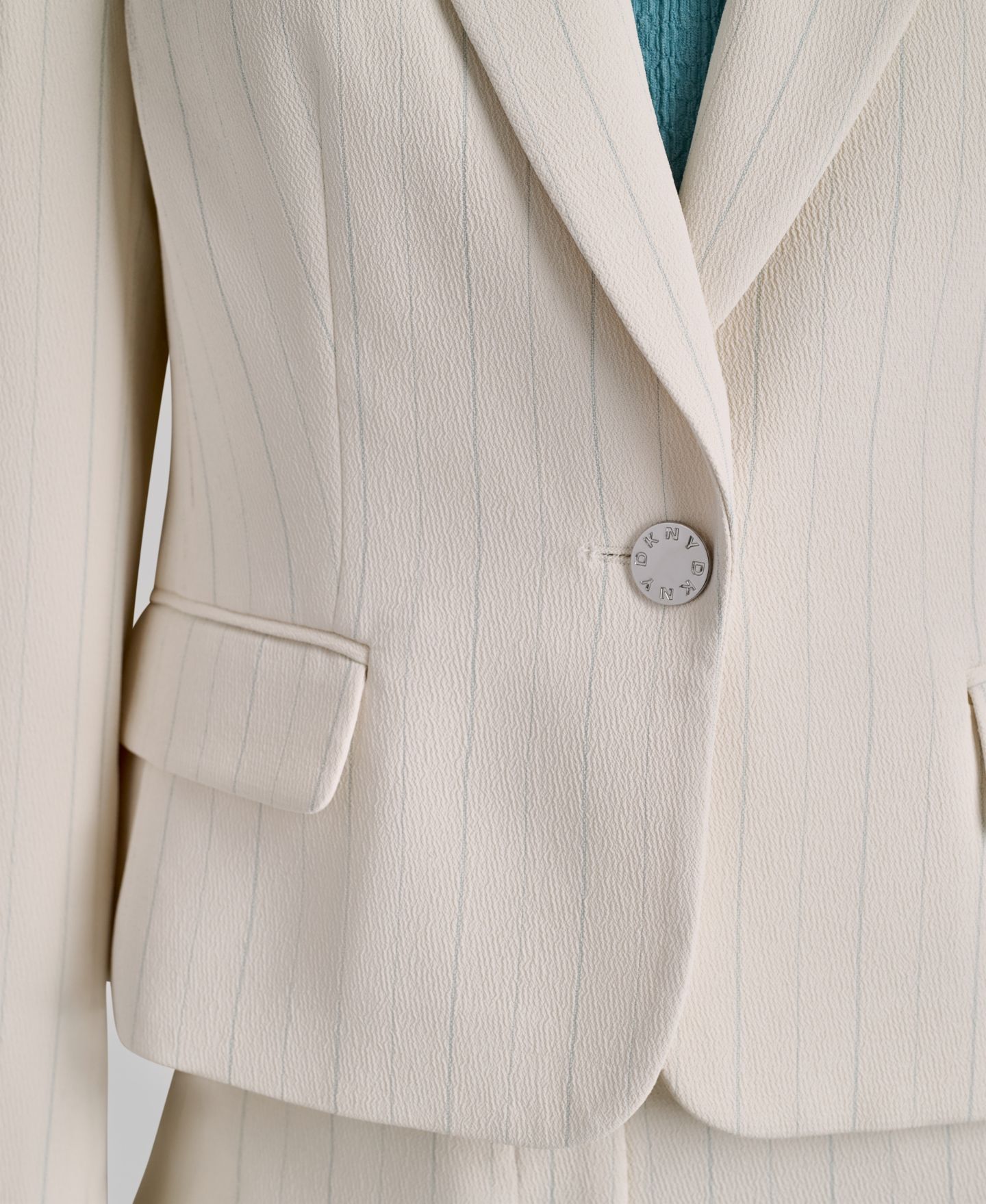 Женский пиджак DKNY Pinstriped Long-Sleeve Cropped Blazer, цвет: Кокосовый / Синий полосатый — фото 4